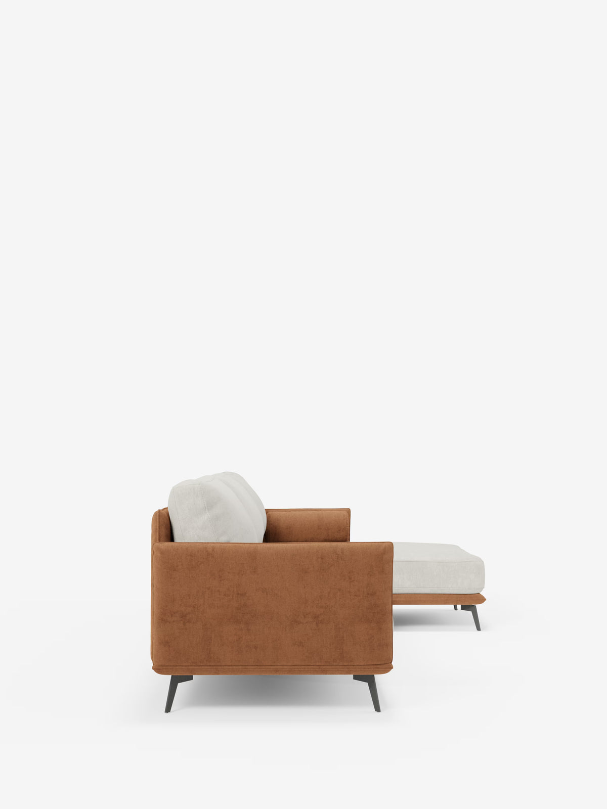 Vista laterale del divano angolare bicolore Basalto con penisola e base in metallo di Divani.Store, caratterizzato da una moderna struttura imbottita marrone, un unico cuscino dello schienale beige chiaro e una chaise longue beige abbinata in stile penisola. Questo divano è caratterizzato da gambe angolari minimaliste in metallo nero, linee pulite, un pratico rivestimento in tessuto smacchiabile T31 sfoderabile e morbidi schienali in piuma. Presentato su uno sfondo bianco a tinta unita.
