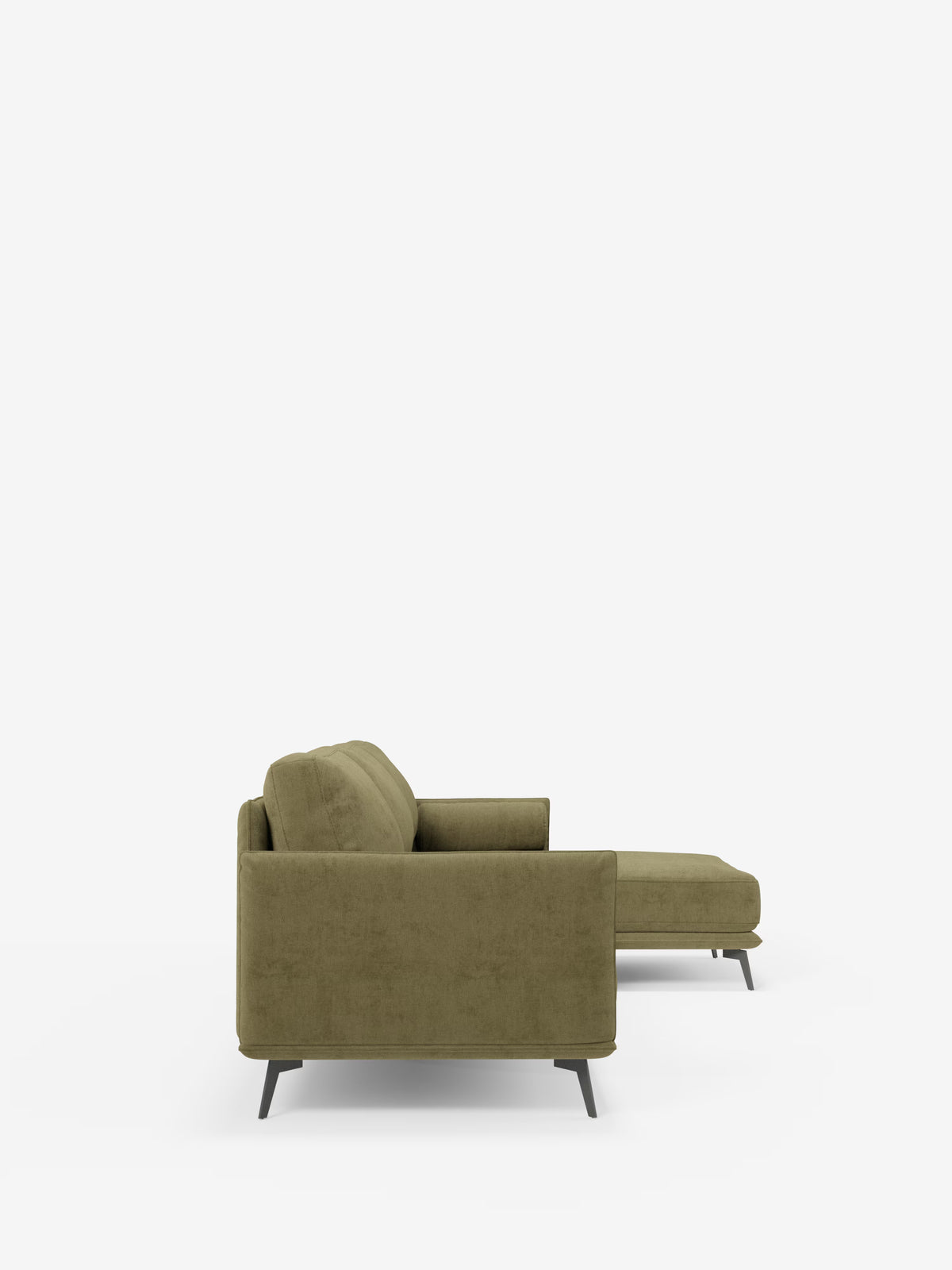 Vista laterale del divano moderno angolare con penisola “Basalto” di Divani.Store in verde oliva, dotato di chaise longue rivolta a destra. Questo divano moderno presenta cuscini dalle linee pulite e squadrate, rivestiti in tessuto T31 antimacchia con imbottitura in piuma, braccioli dritti e poggiapiedi angolari in metallo nero. Lo sfondo bianco a tinta unita mette in risalto il divano come unico soggetto dell’immagine.
