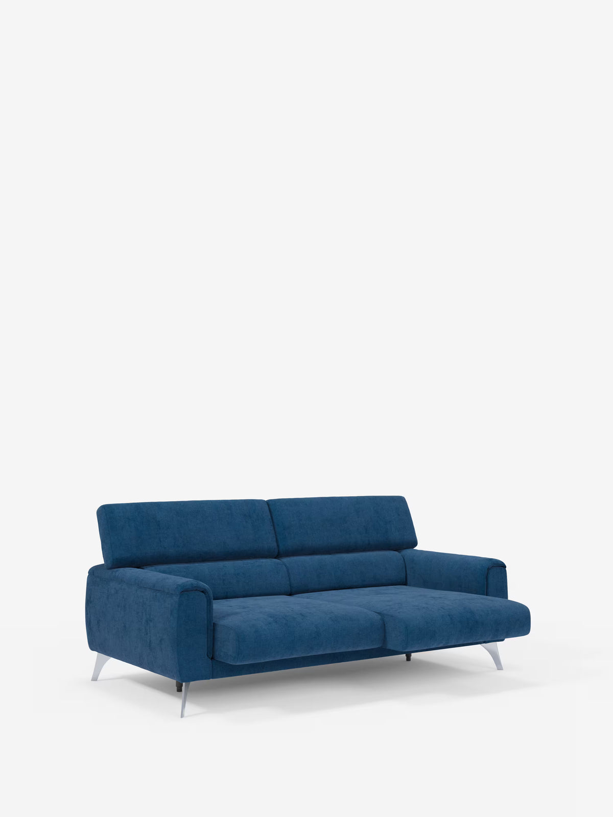 Un divano contemporaneo blu “Caravaggio” di Divani.Store, rivestito in elegante tessuto T31 resistente alle macchie, dotato di due cuscini di seduta, due cuscini di schienale e gambe angolate in metallo argentato. Caratterizzato da linee pulite, braccioli bassi e un look minimalista, questo divano moderno offre sedute estensibili e poggiatesta reclinabili: l’ideale per un sofisticato soggiorno contemporaneo. Presentato su uno sfondo bianco a tinta unita.