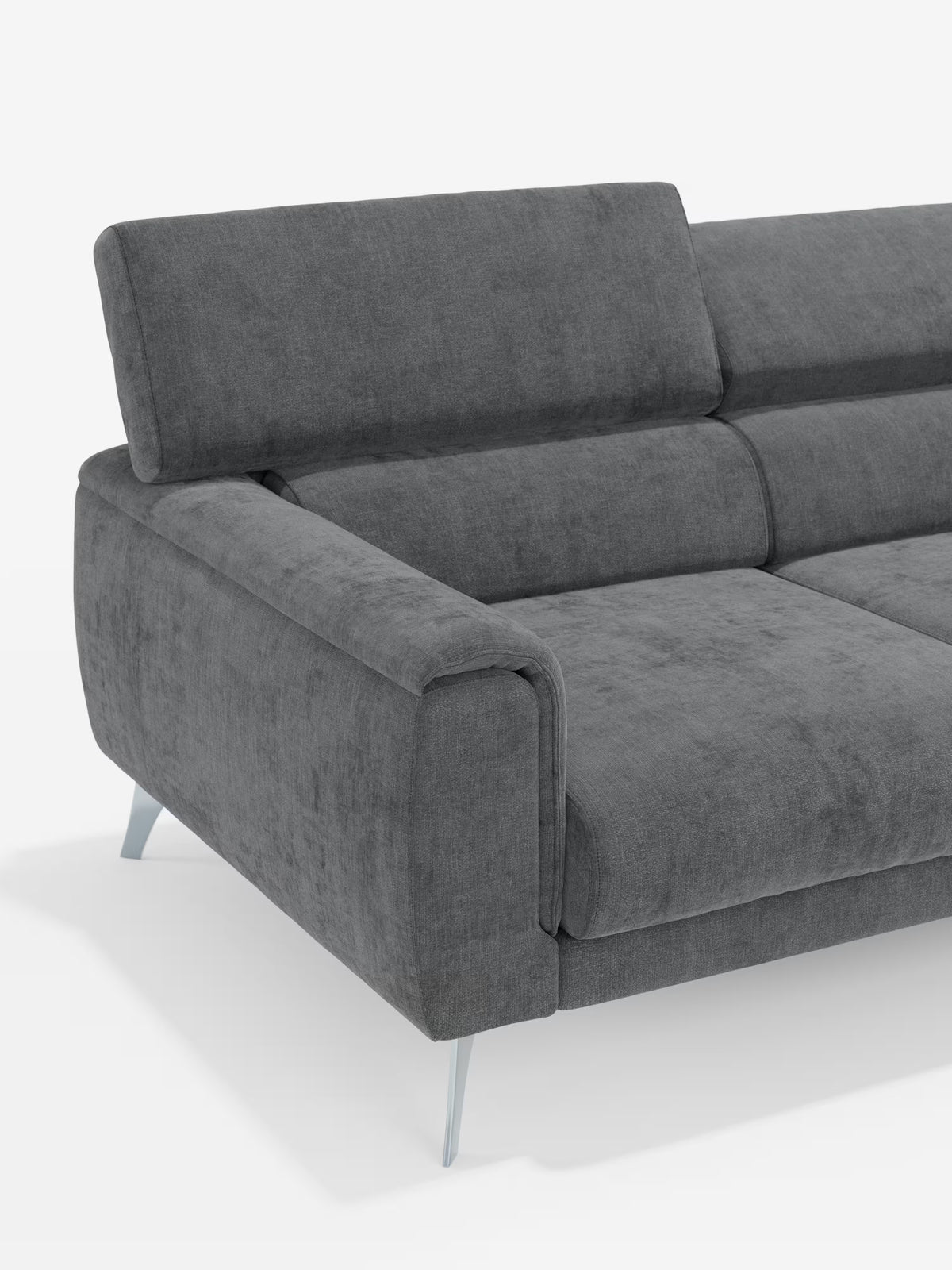 Il divano angolare Caravaggio con penisola e sedute scorrevoli in tessuto antimacchia T31 di Divani.Store presenta un design contemporaneo e un rivestimento in tessuto grigio scuro antimacchia. Con il suo schienale basso e inclinato, gli ampi braccioli e le gambe in metallo sottili e inclinate, questo moderno divano componibile presenta linee pulite e morbidi cuscini per il massimo comfort. La sua estetica minimalista e la morbida consistenza ne sottolineano sia la versatilità che lo stile, rendendolo una
