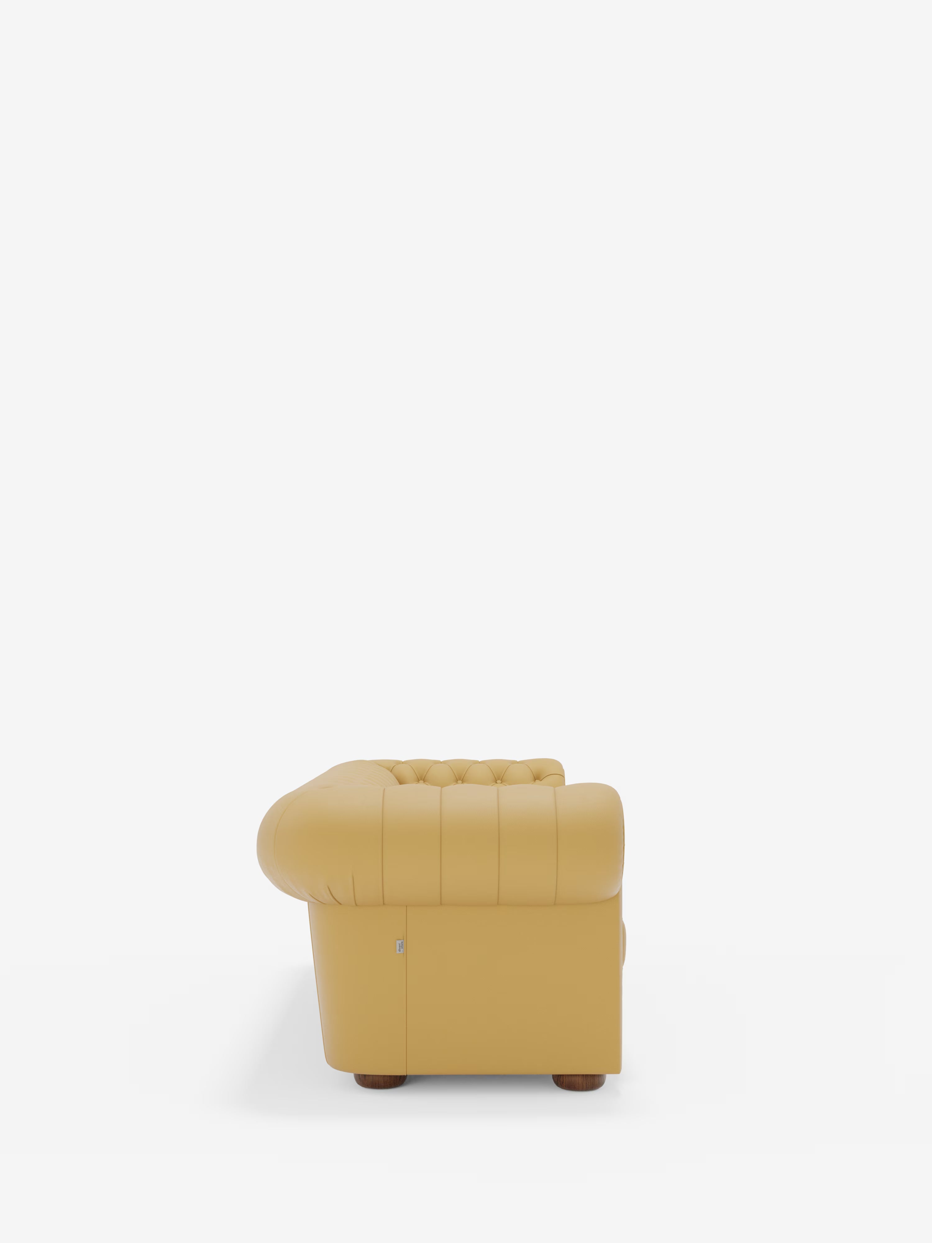 Vista laterale del “Chester 4 Posti 3 sedute in Vera Pelle – Chesterfield Capitonné Artigianale” di Divani.Store, caratterizzato da rivestimento in vera pelle color cuoio, schienale capitonné e braccioli arrotondati. Il divano Chesterfield artigianale poggia su piedini in legno a vista ed è presentato su uno sfondo bianco.