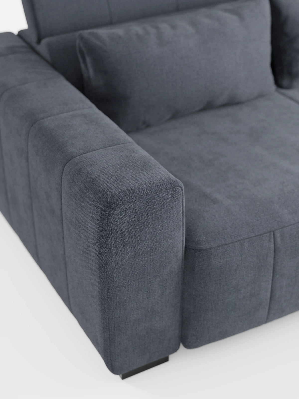Un primo piano del “Doric Divano angolare con penisola e sedute allungabili con relax elettrico” di Divani.Store, caratterizzato da un design moderno in grigio scuro e rivestito in morbido tessuto T23 resistente alle macchie. Il divano è dotato di ampi braccioli, morbidi cuscini di seduta e schienale per il massimo comfort e poggiatesta regolabili. Su uno sfondo bianco, la sua superficie testurizzata ne esalta sia lo stile che la funzionalità.
