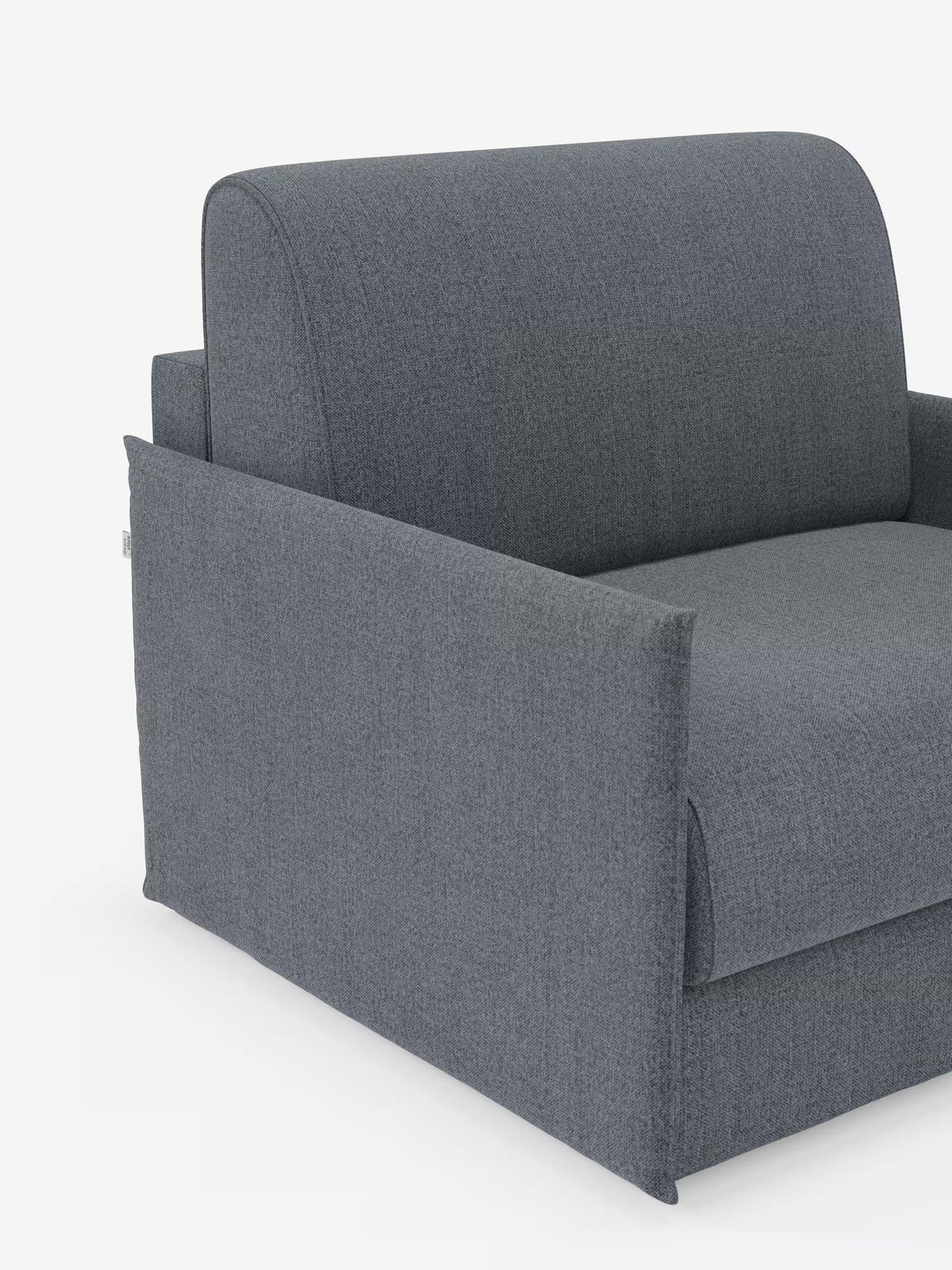 Un primo piano della poltrona letto compatta Evans con materasso di Divani.Store, rivestita in tessuto T23 grigio scuro testurizzato, sfoderabile e antimacchia. Questa versatile poltrona è caratterizzata da braccioli ampi e piatti e da una silhouette pulita e squadrata con bordi morbidi e arrotondati — una soluzione salvaspazio ideale — che risalta su uno sfondo bianco a tinta unita.