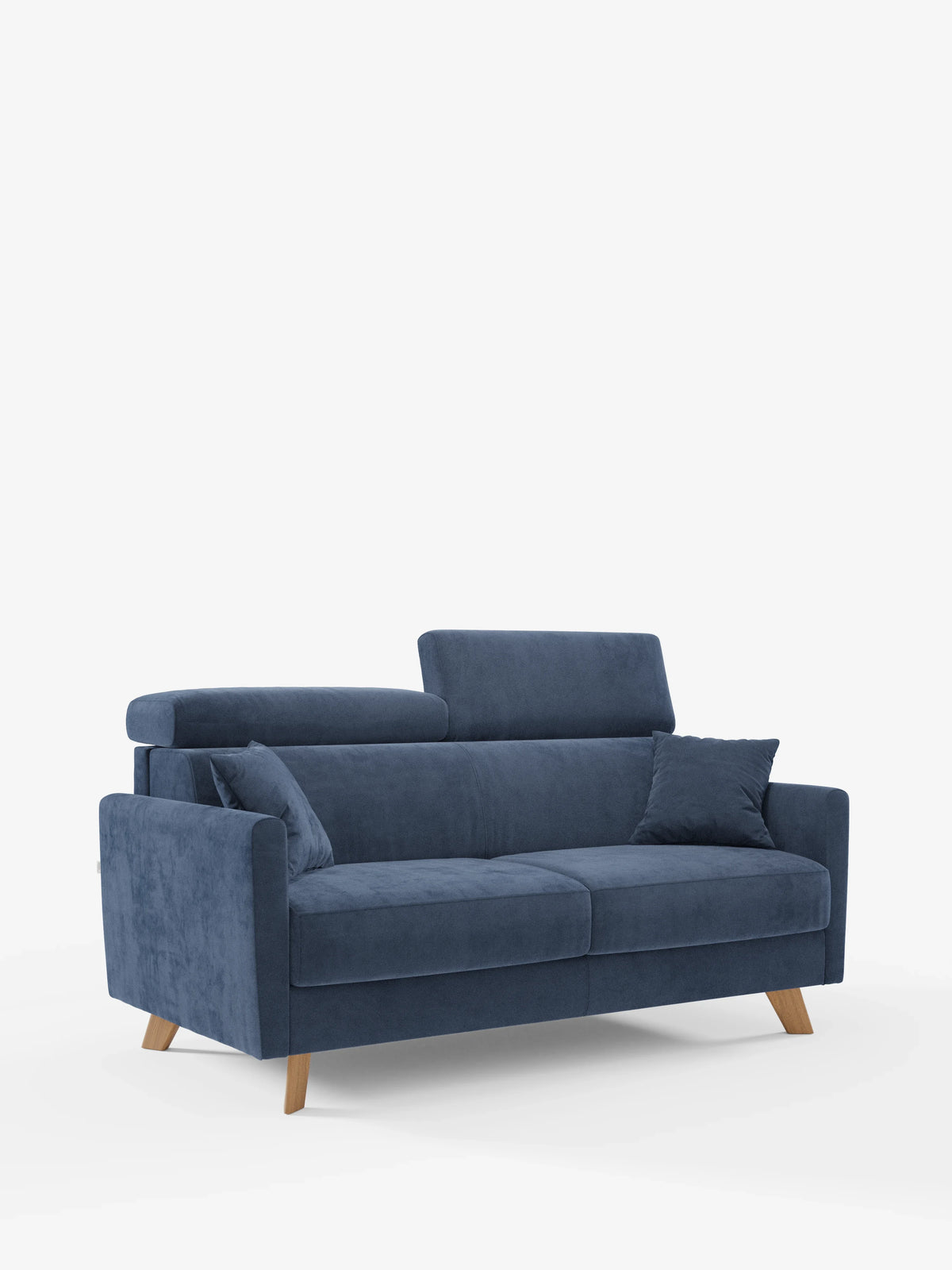 Un elegante divano letto Francy con poggiatesta regolabili di Divani.Store è esposto su uno sfondo bianco. Rivestito in tessuto T30 blu scuro antimacchia, questo divano a due posti dal design contemporaneo presenta gambe in legno, un poggiatesta regolabile sul lato sinistro e un cuscino coordinato sul lato destro. Il design è elegante e il rivestimento è completamente sfoderabile per facilitare la pulizia.