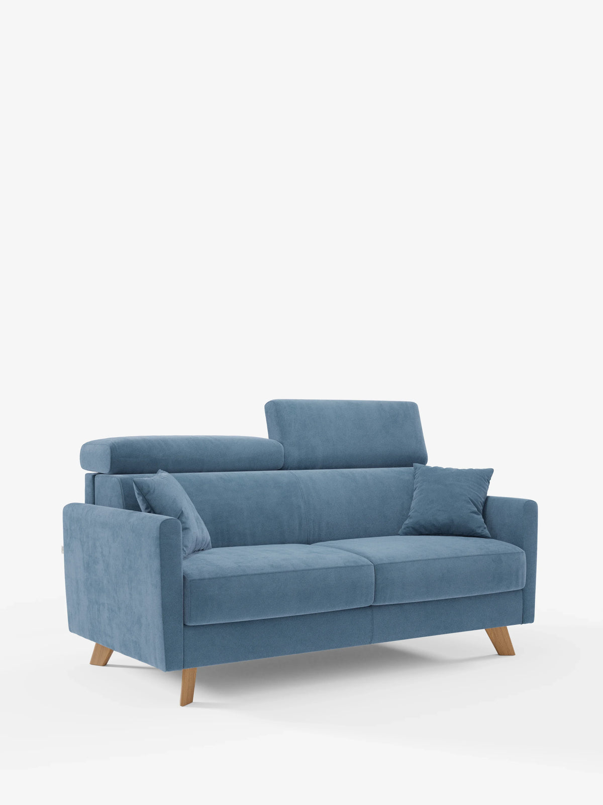 Il divano letto Francy con poggiatesta regolabili di Divani.Store, un moderno divano a tre posti in tessuto blu con gambe in legno, due cuscini di seduta, poggiatesta regolabili e due cuscini blu abbinati in elegante tessuto T30 antimacchia — con rivestimenti rimovibili al 100% — è ripreso su uno sfondo bianco a tinta unita.