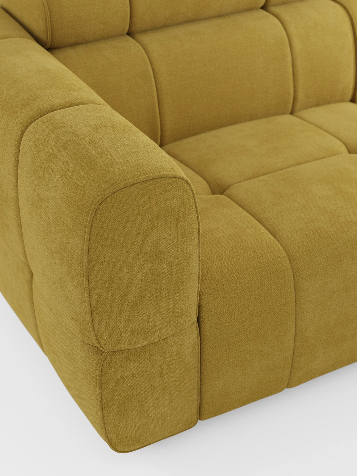 Un primo piano di un divano modulare Giotto a 4 posti color giallo senape, con poggiatesta reclinabili e funzione relax elettrica opzionale, rivestito in tessuto smacchiabile T23, caratterizzato da cuscini spessi con trapuntatura quadrata e braccioli arrotondati su uno sfondo bianco.