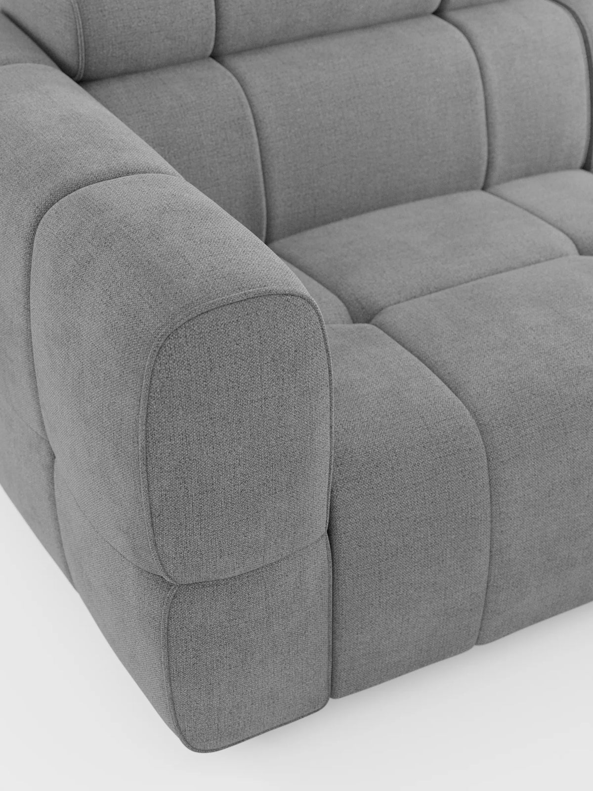 Un divano modulare Giotto a quattro posti, di colore grigio chiaro, con poggiatesta reclinabili e funzione relax elettrica opzionale, rivestito in tessuto smacchiabile T23, caratterizzato da una finitura in tessuto testurizzato, braccioli arrotondati e un design contemporaneo a segmenti.