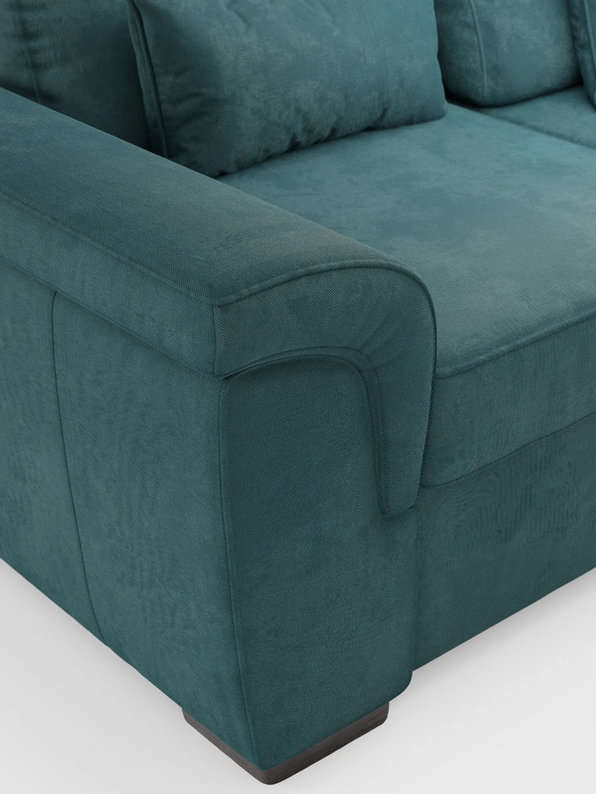 Un divano a tre posti Ischia color verde acqua con pouf estraibile e schienali scorrevoli in tessuto misto lino antimacchia, caratterizzato da braccioli strutturati, morbidi cuscini dello schienale e piedini bassi in legno scuro su sfondo bianco.