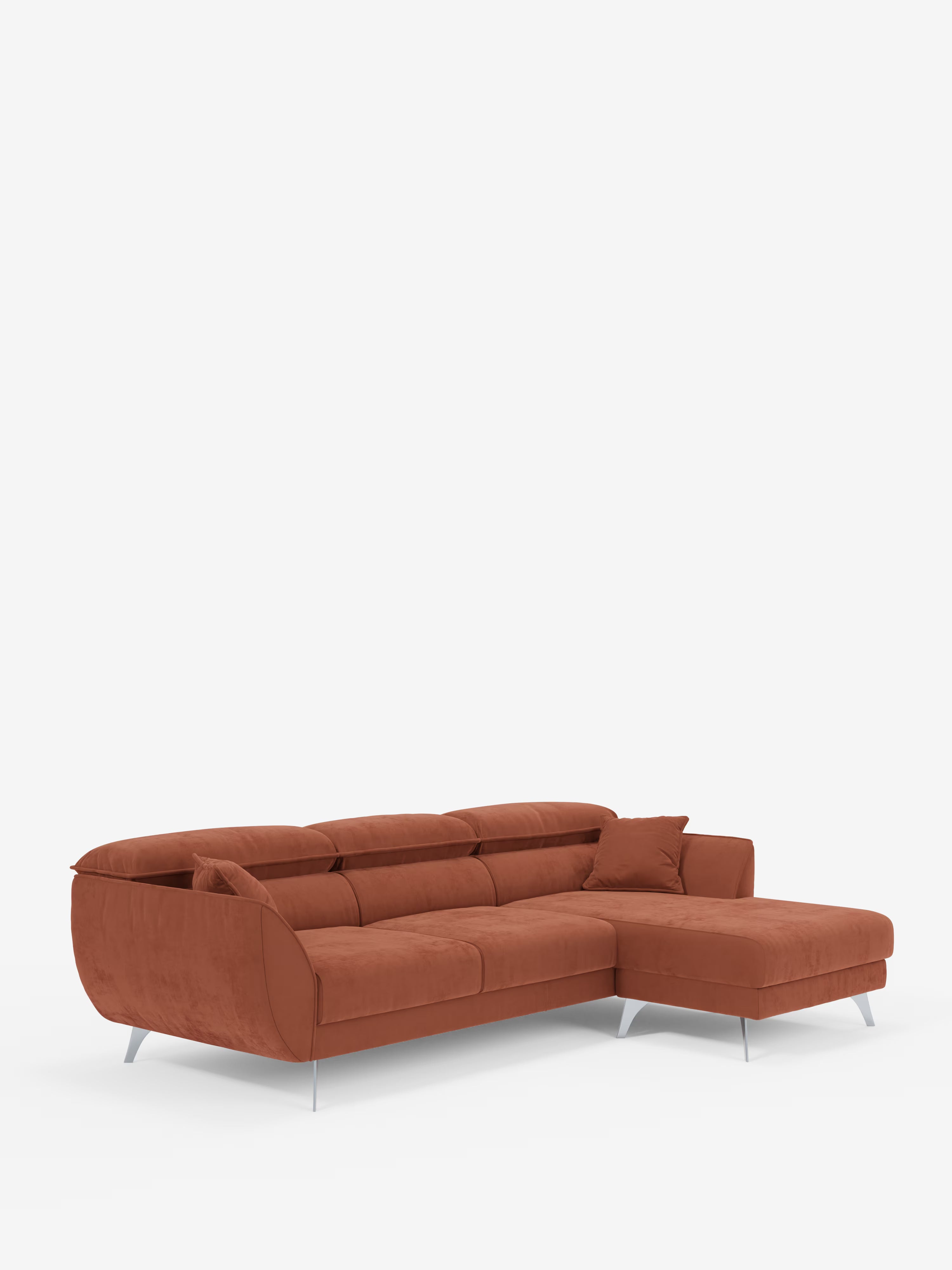 Il divano angolare con penisola e sedute estensibili Michelangelo di Divani.Store, rivestito in raffinato tessuto smacchiabile effetto vellutino T30 color arancio-ruggine, presenta tre spaziosi cuscini di seduta, poggiatesta reclinabili, una chaise longue sul lato destro, eleganti gambe in metallo e un cuscino decorativo abbinato. Su uno sfondo bianco a tinta unita, questa zona relax configurabile unisce comfort regolabile e stile contemporaneo per valorizzare qualsiasi zona giorno.