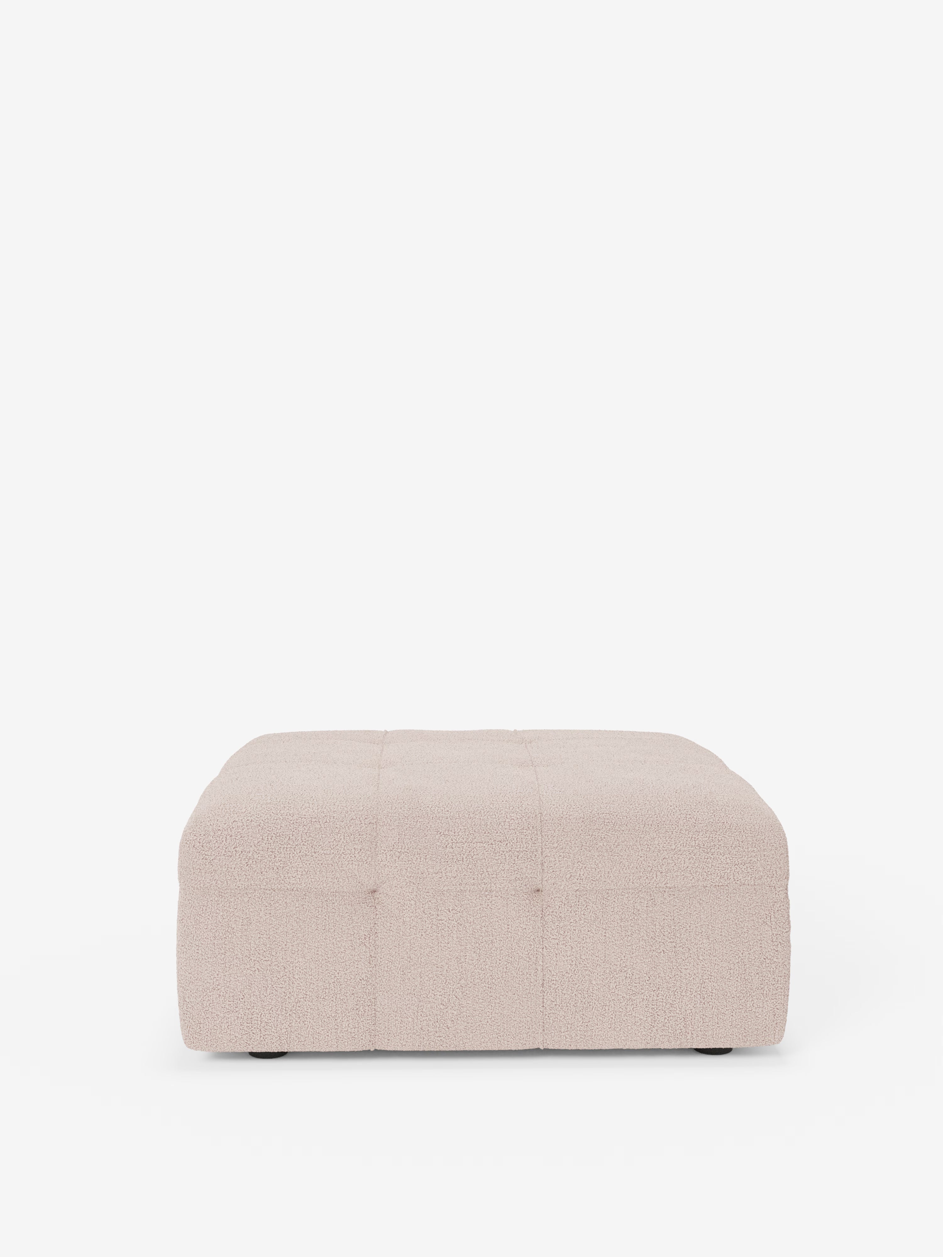 Un pouf quadrato Divani.Store “Mosaic pouf e modulo in bouclé - 96x77 cm”, di colore beige chiaro, caratterizzato da una trapuntatura capitonné in tessuto bouclé T21 antimacchia e da un delicato motivo a griglia, è raffigurato su uno sfondo bianco a tinta unita.