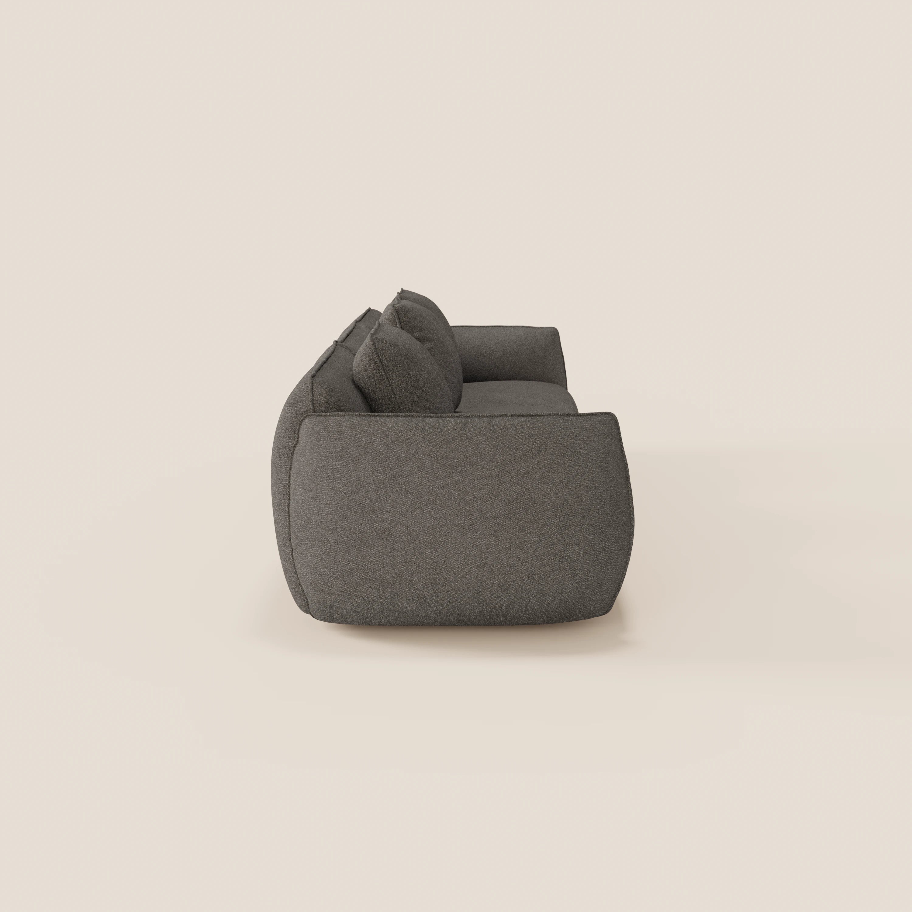Il divano modulare a 3 sedute Nimbus di Divani.Store, in morbido tessuto smacchiabile effetto cotone T33 grigio scuro, è mostrato di lato su sfondo crema chiaro. Presenta ampi cuscini e braccioli arrotondati per un look accogliente.