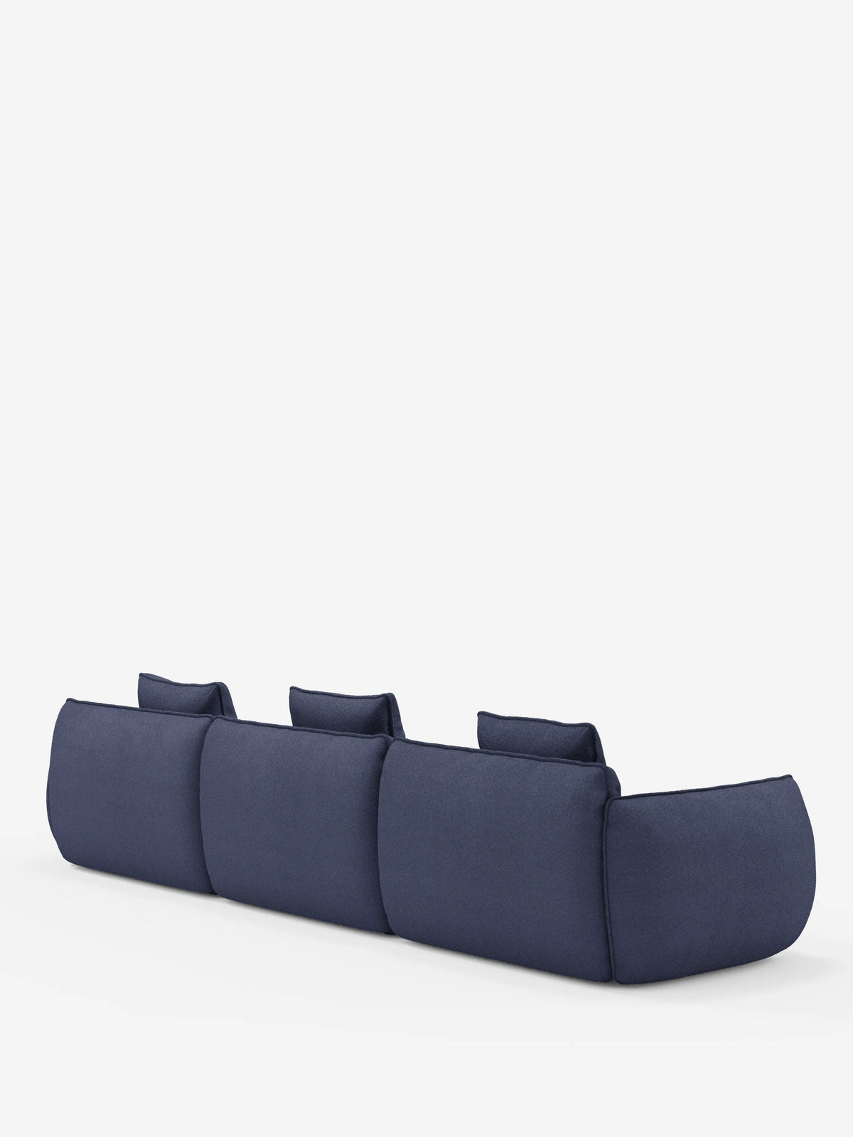 Un divano angolare con penisola componibile Nimbus a tre posti, di colore blu scuro, di Divani.Store, è raffigurato di spalle su uno sfondo bianco. Il divano componibile, rivestito in morbido tessuto effetto cotone antimacchia (T33), presenta cuscini soffici e arrotondati e tre poggiatesta bassi che conferiscono un look minimalista e contemporaneo, che ricorda un elegante divano modulare.