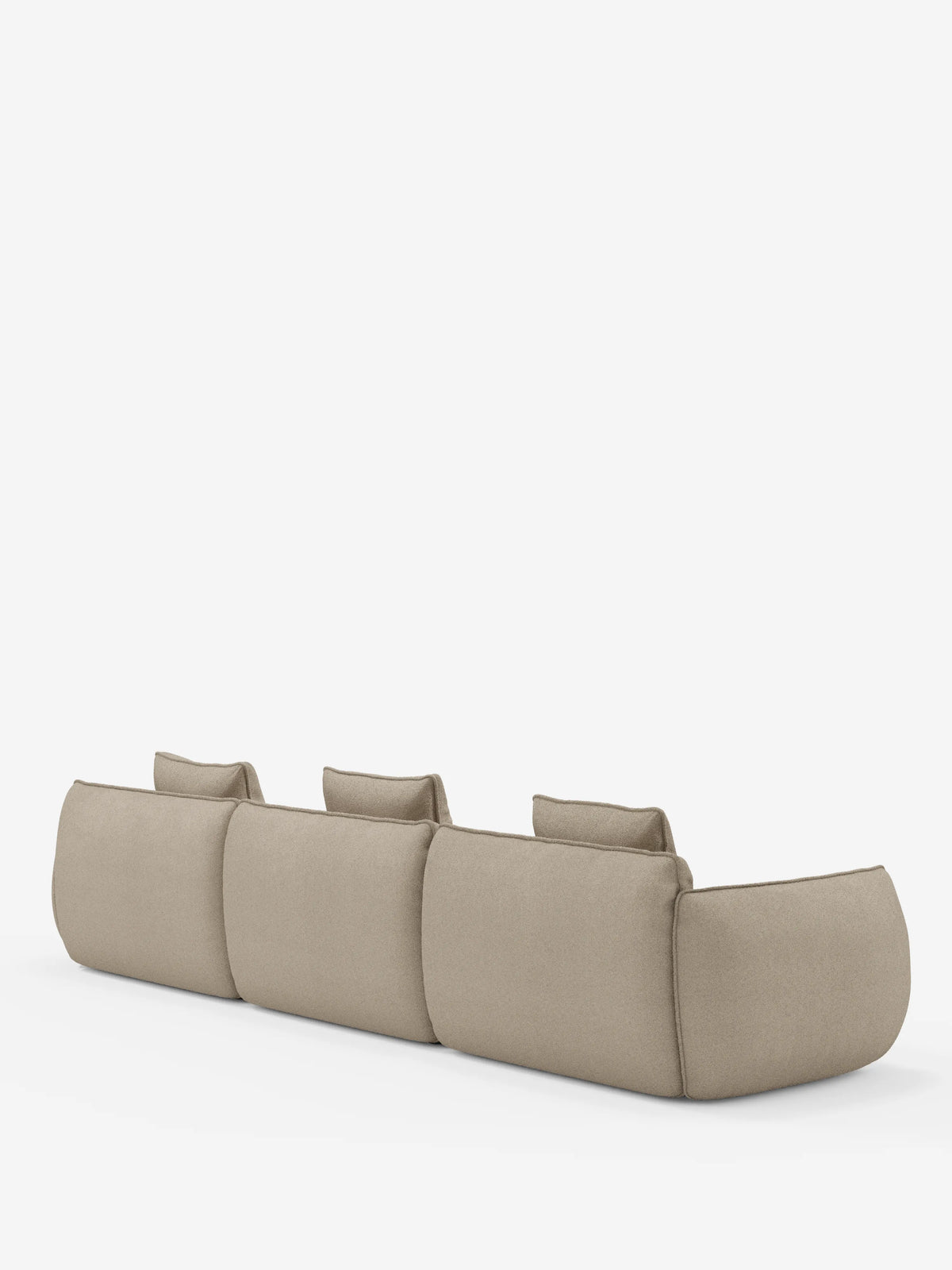 Un “Nimbus divano angolare con penisola componibile” beige in stile contemporaneo di Divani.Store, caratterizzato da morbidi bordi arrotondati, poggiatesta individuali e cuscini lisci. Ripreso di retro su uno sfondo bianco a tinta unita, mette in risalto il suo design minimalista e il tessuto effetto cotone resistente alle macchie.