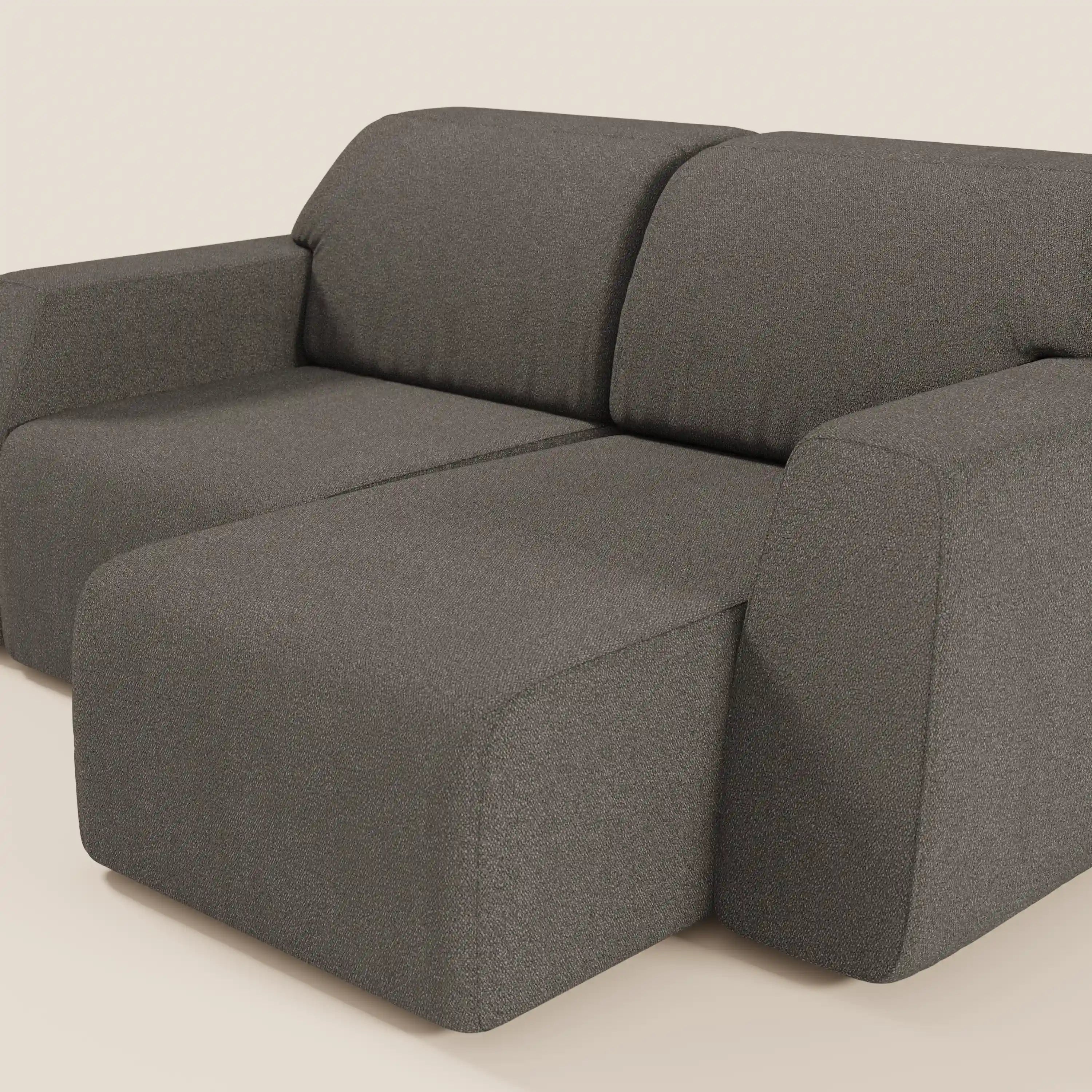 Il divano Orbit 2 e 3 posti di Divani.Store è caratterizzato da sedute scorrevoli, braccioli ampi e cuscini in tessuto smacchiabile T33 grigio scuro, con chaise longue a sinistra per il massimo comfort e versatilità.