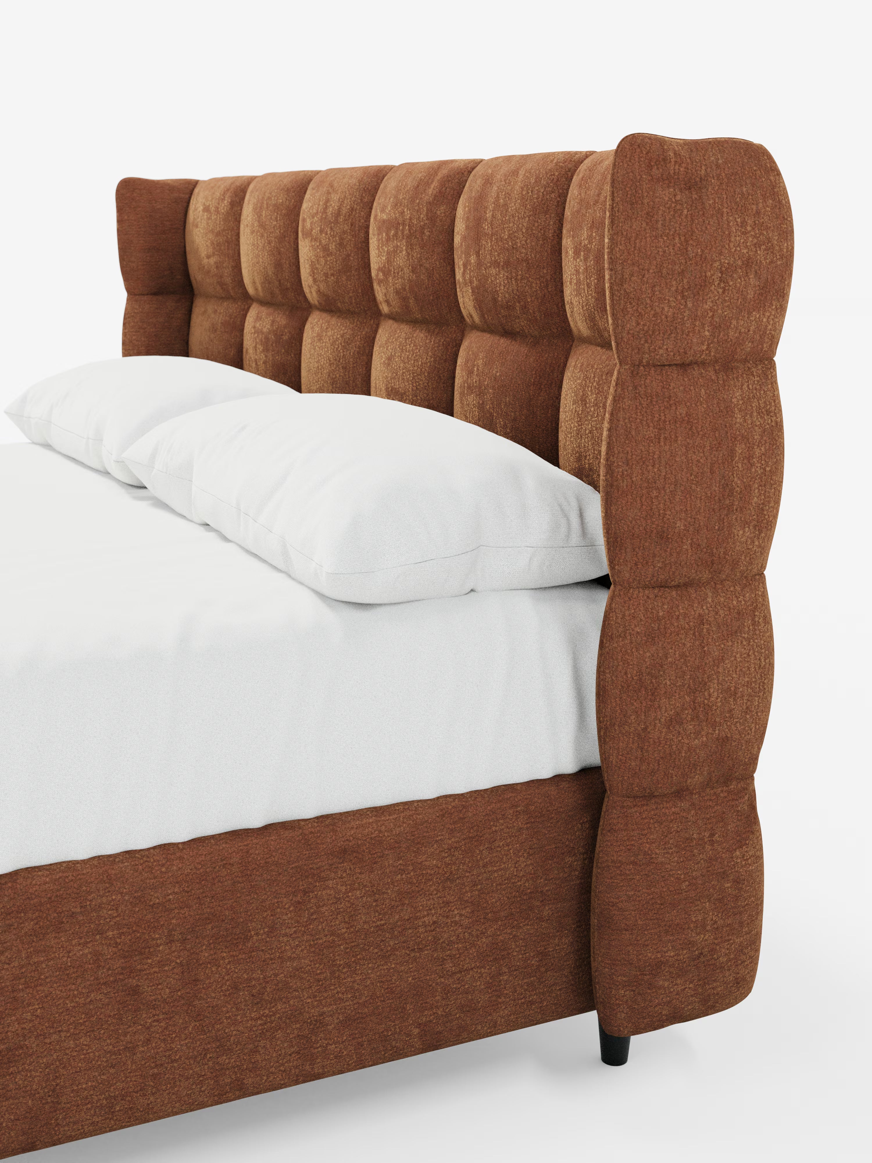 Una vista angolare del letto imbottito RAGNAR con contenitore e testiera capitonné avvolgente di Letti.store, caratterizzato da un’alta e morbida testiera in elegante tessuto marrone certificato Oeko-Tex® e da una base abbinata. Il letto è abbellito da biancheria da letto bianca e due cuscini, su uno sfondo bianco a tinta unita.