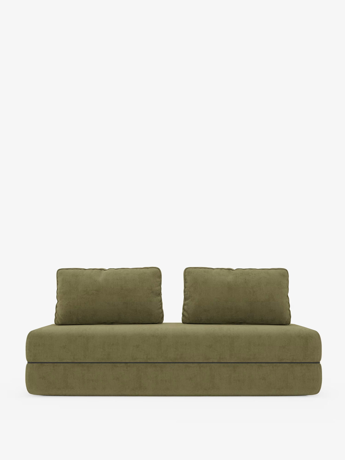 Una vista frontale del divano letto matrimoniale minimalista Rift a 2 e 3 posti di Divani.Store, caratterizzato da un design a profilo ribassato con schienali regolabili e rivestito in tessuto T31 verde oliva, resistente alle macchie. Il divano è composto da una lunga base di seduta rettangolare, due semplici cuscini quadrati per lo schienale e un materasso in memory foam alto 24 cm, il tutto immortalato su uno sfondo bianco sporco di uno studio fotografico con illuminazione soffusa.