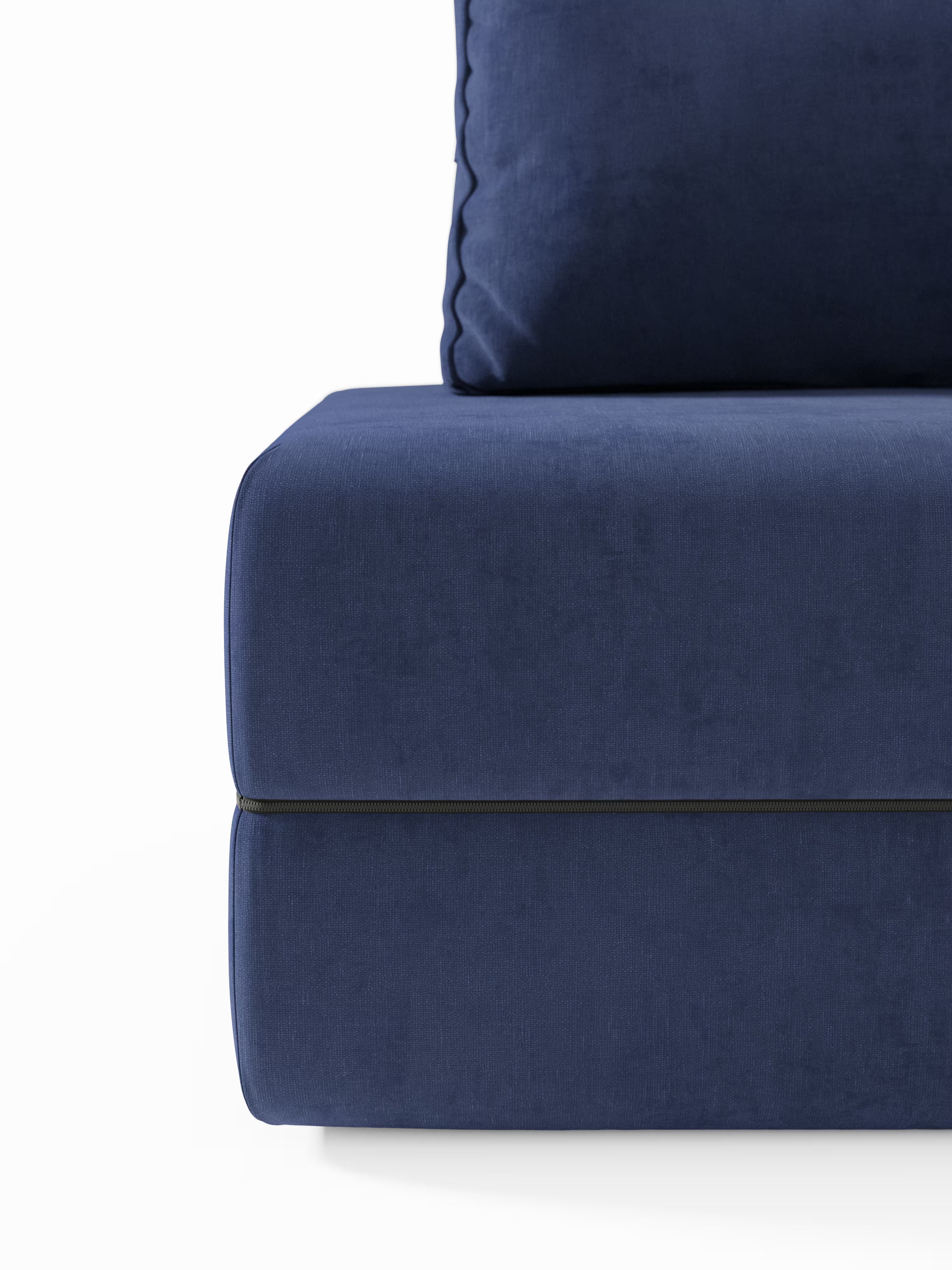 Primo piano della poltrona letto Rift con materasso alto 22 cm e memory foam di Divani.Store, rivestita in Tessuto T31 blu intenso e resistente alle macchie. L’immagine mette in risalto il cuscino di seduta e parte dello schienale regolabile, entrambi caratterizzati da linee pulite e arrotondate e da una texture liscia. Su uno sfondo bianco a tinta unita, i morbidi cuscini appaiono invitanti e confortevoli.
