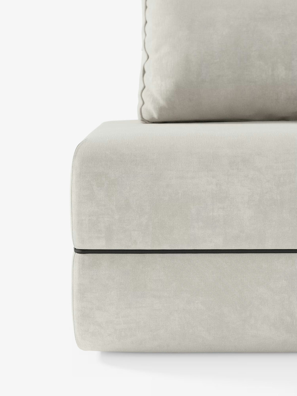 Primo piano del divano letto Rift di Divani.Store in beige chiaro, caratterizzato da uno schienale mobile e da un tessuto T31 antimacchia. L’immagine mette in risalto i braccioli, il cuscino di seduta e una parte del cuscino dello schienale di questo raffinato divano letto con materasso integrato (alto 24 cm in memory foam). La texture morbida e soffice è accentuata da una sottile linea scura che separa la base dalla seduta. Il tutto su uno sfondo bianco a tinta unita.