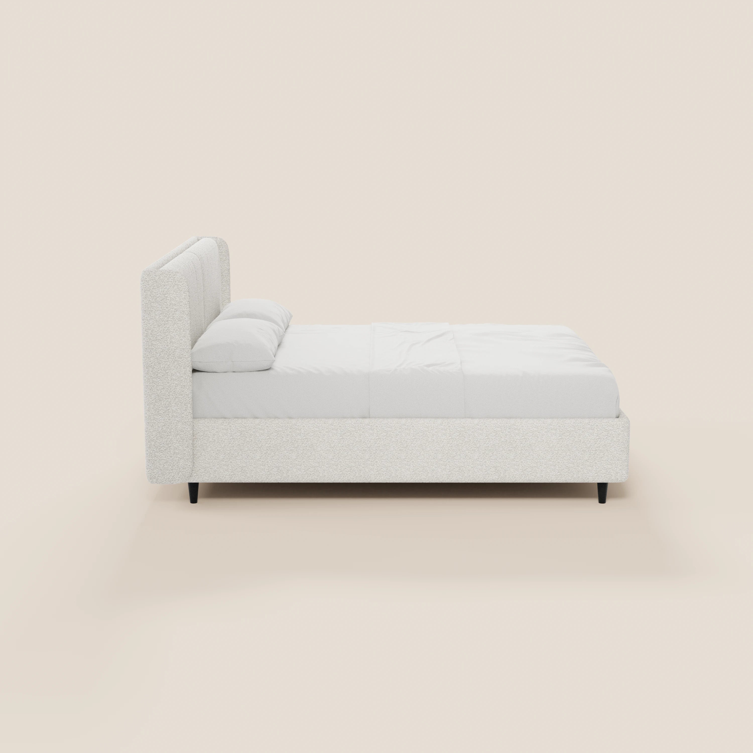 Una vista laterale del letto di design VALKIRIA di Letti.store, caratterizzato da una testiera alta e avvolgente con 2 cuscini imbottiti in tessuto Oeko-Tex®. L'elegante letto poggia su gambe corte e scure, con la biancheria da letto bianca disposta con cura su uno sfondo beige.