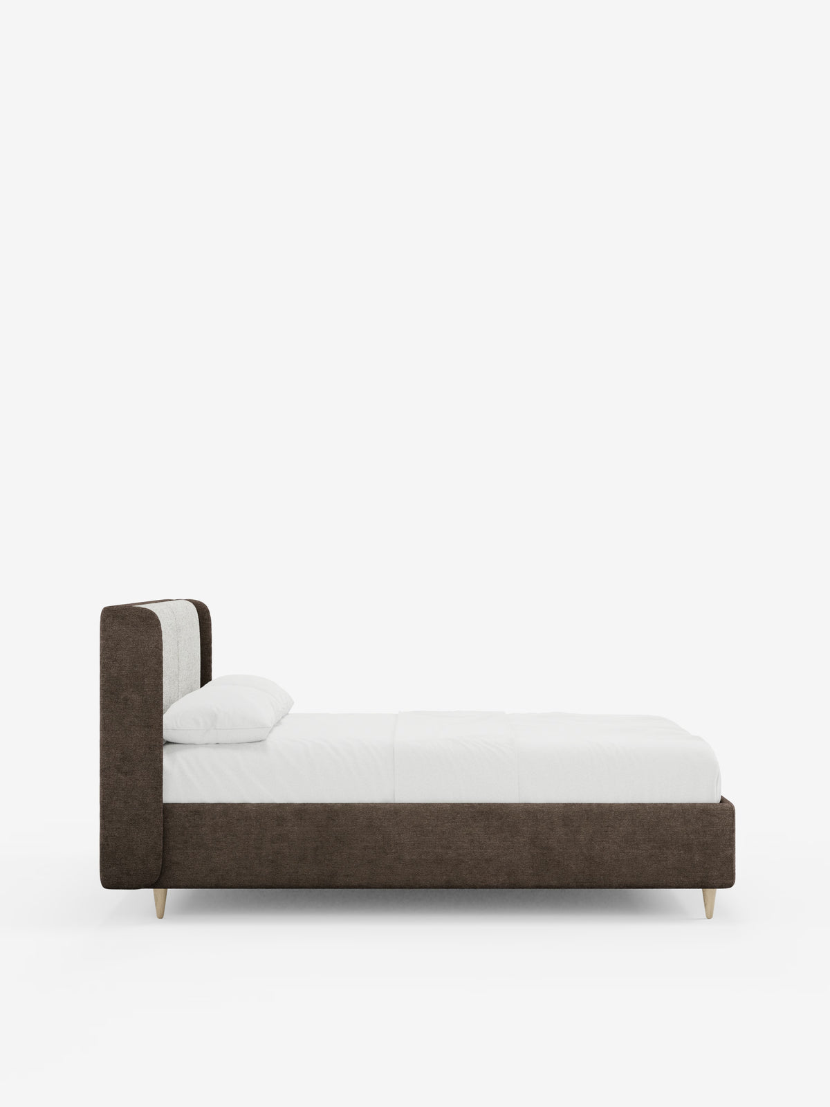 Vista laterale del letto imbottito bicolore VALKIRIA con contenitore di Letti.store, caratterizzato da una struttura imbottita marrone scuro con testiera avvolgente dalle linee curve e cuscini dello schienale, biancheria da letto bianca con un unico cuscino bianco e gambe in legno chiaro, il tutto su uno sfondo bianco a tinta unita.