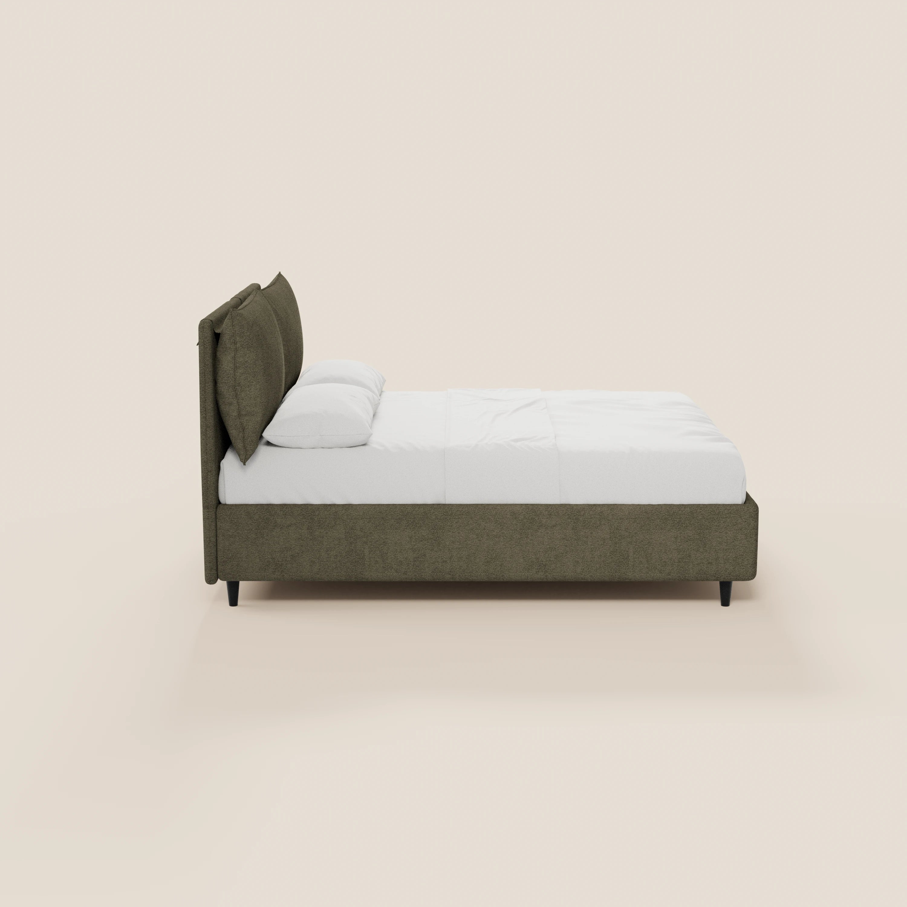 Il letto imbottito ZAYRON di Letti.store è raffigurato di profilo in tessuto verde (certificato Oeko-Tex®) con una testiera alta, due cuscini regolabili, biancheria da letto bianca, gambe corte scure e un design minimalista su uno sfondo beige.
