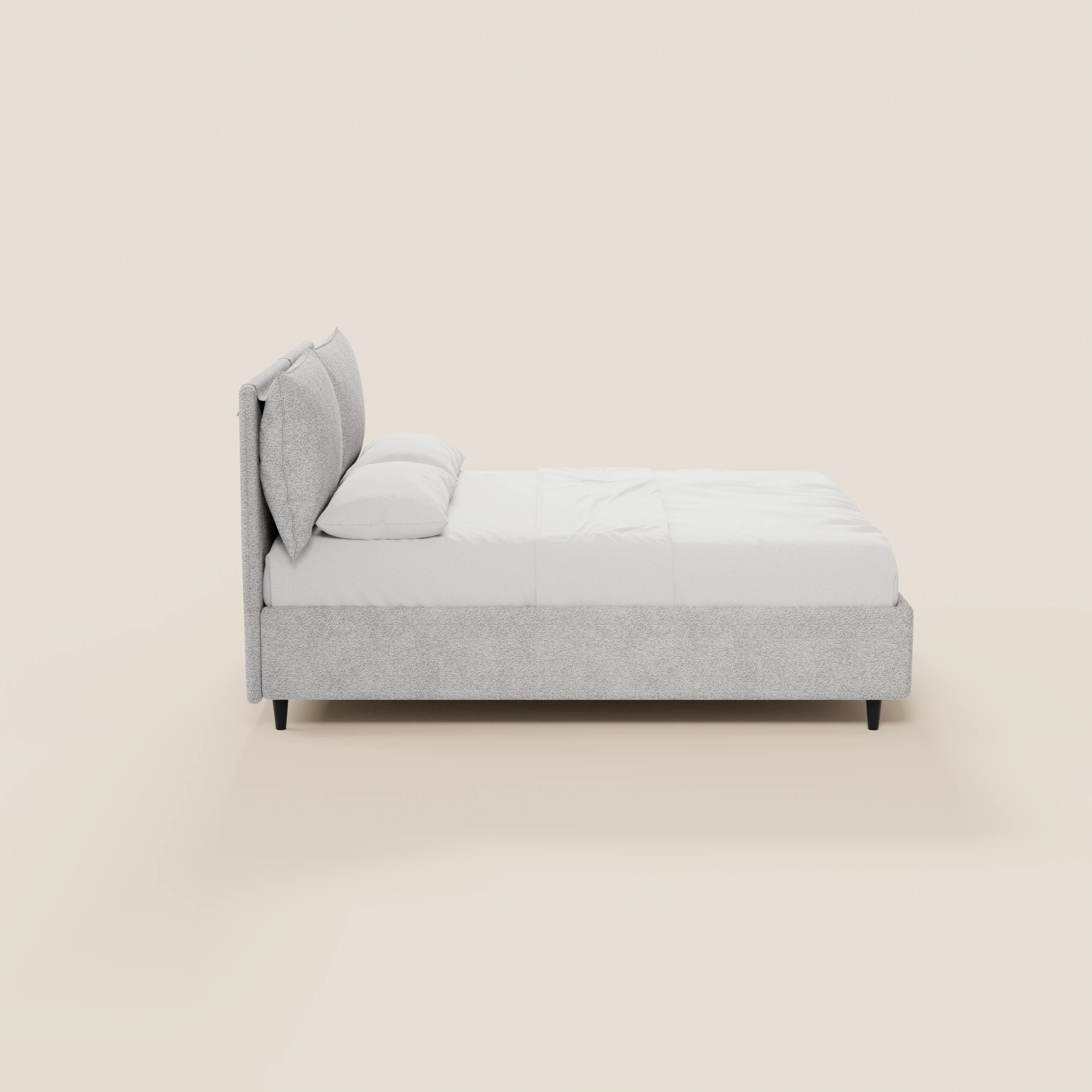 Il letto imbottito ZAYRON di Letti.store è caratterizzato da un moderno tessuto certificato Oeko-Tex®, una testiera alta imbottita e regolabile, un rivestimento grigio chiaro con base contenitiva, biancheria da letto bianca e gambe corte nere, raffigurato di profilo su uno sfondo beige.