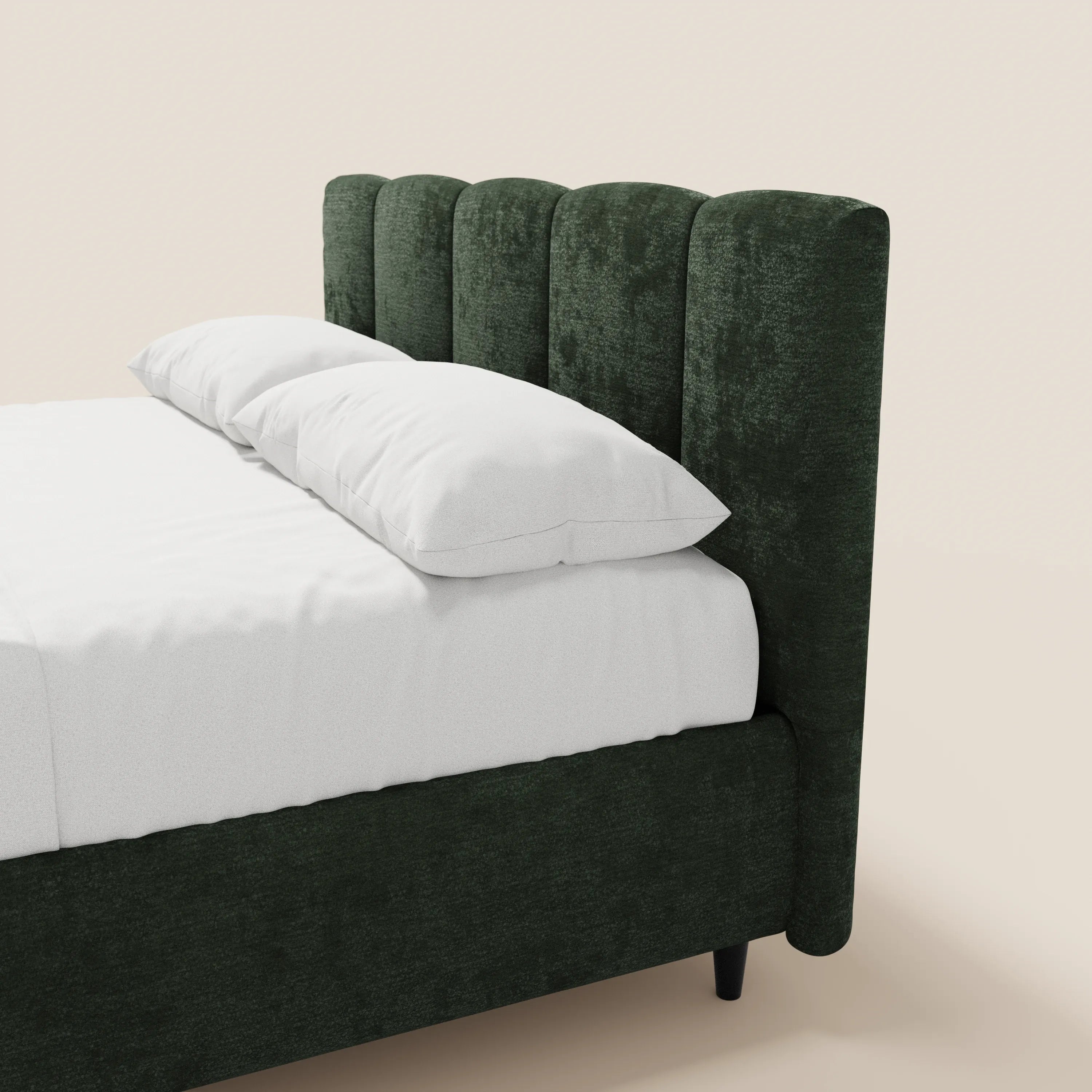 Un primo piano del letto imbottito ARKAM con contenitore di Letti.store, caratterizzato da una testiera con cuciture verticali in tessuto certificato Oeko-Tex®, rifinito con cura con lenzuola e cuscini bianchi su uno sfondo beige.