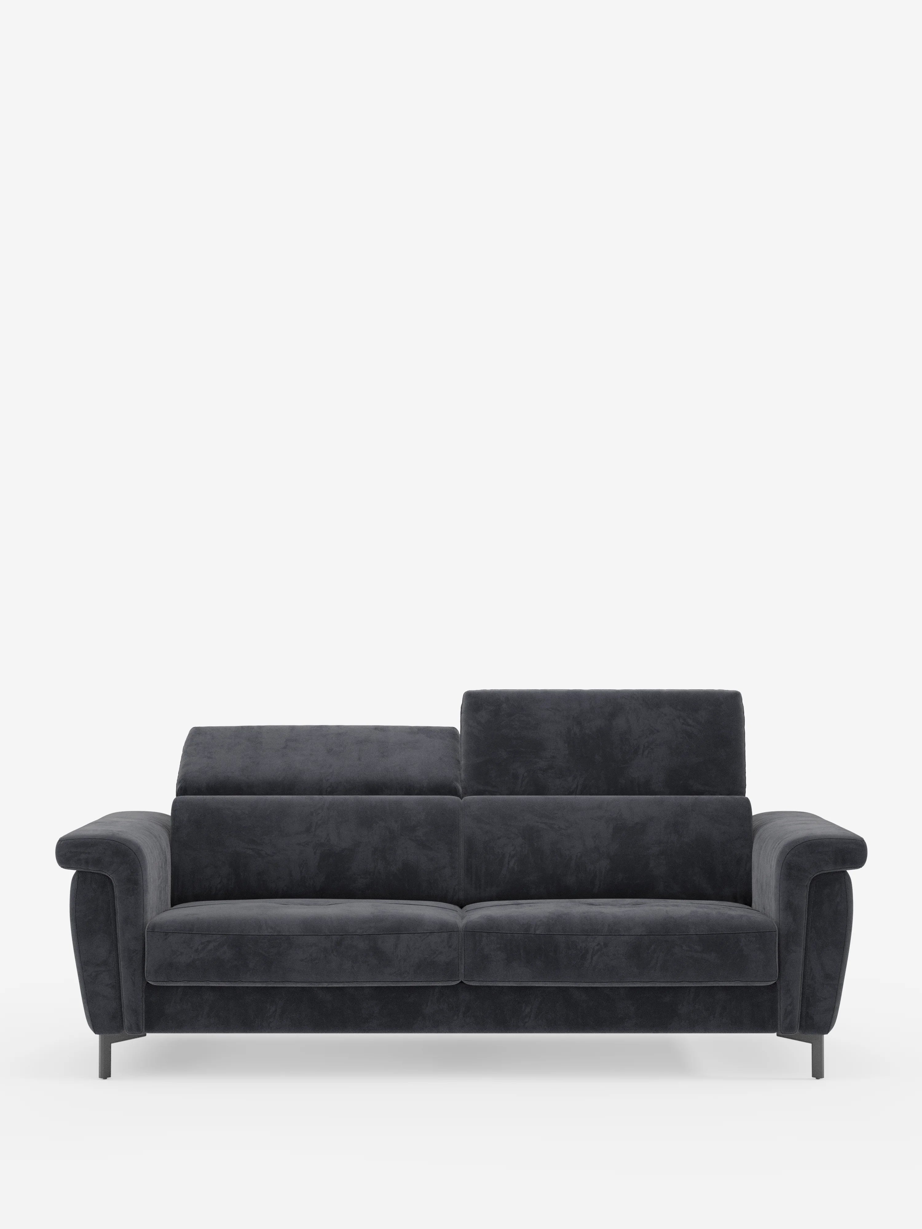 Un divano letto di design contemporaneo Capri con piedini alti di Divani.Store, rivestito in un sofisticato tessuto T30 effetto velluto resistente alle macchie, caratterizzato da eleganti gambe nere e poggiatesta reclinabili. La sua lavorazione artigianale italiana in stile minimalista risalta sullo sfondo bianco a tinta unita.