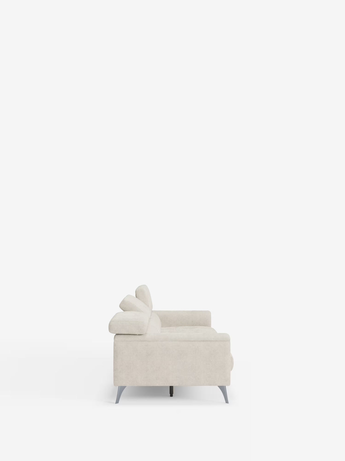 Vista laterale del divano Caravaggio a 4 posti con tre sedute scorrevoli di Divani.Store, presentato in un moderno tessuto lavabile beige chiaro (T31). Questo divano contemporaneo è caratterizzato da gambe angolari in metallo, due cuscini dello schienale e un bracciolo sul lato destro. Le tre sedute scorrevoli e i poggiatesta reclinabili offrono maggiore versatilità e comfort. Sullo sfondo bianco a tinta unita, il suo design pulito e minimalista risalta appieno.