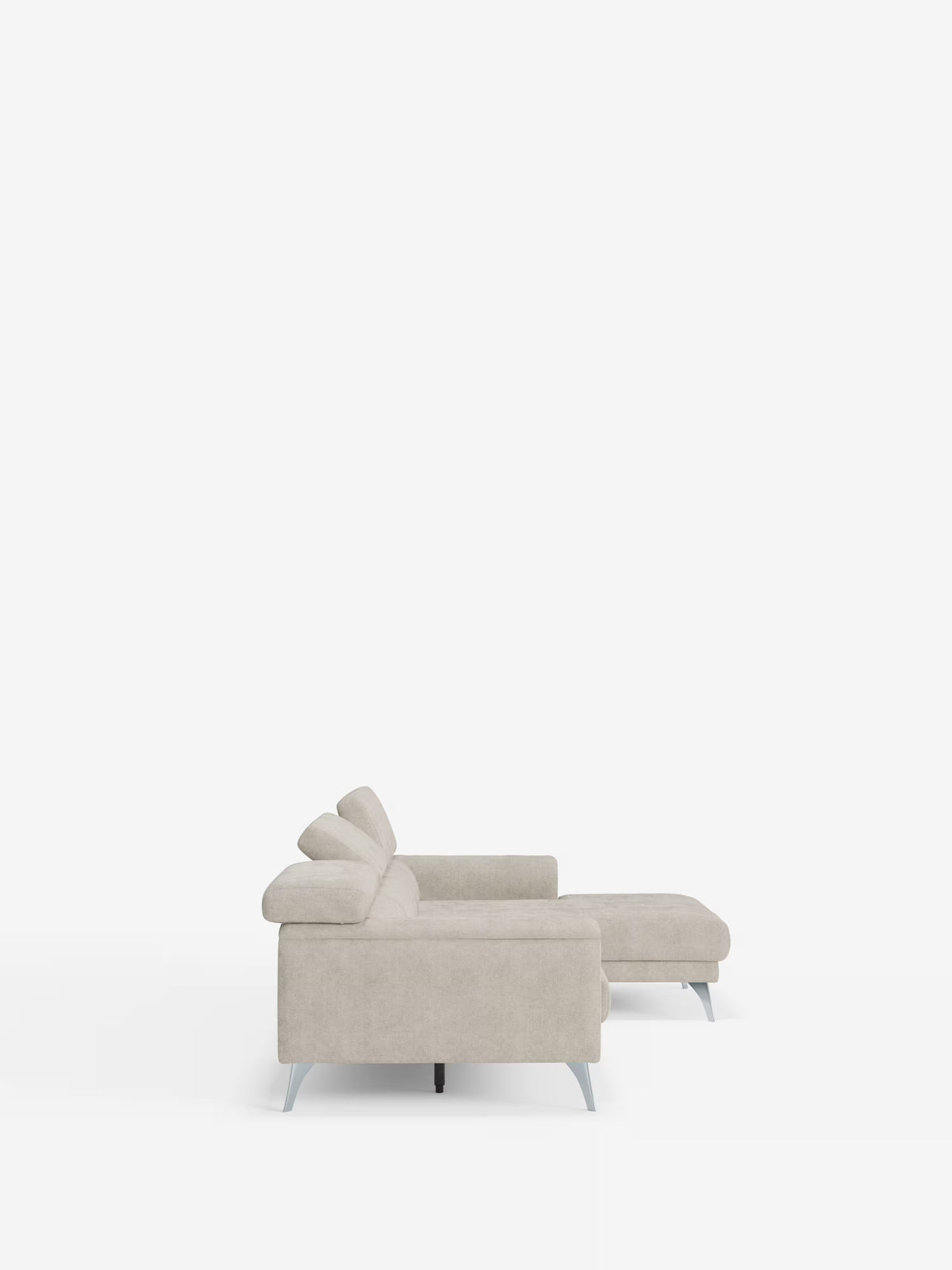 Vista laterale del divano angolare Caravaggio con penisola e sedute scorrevoli in tessuto smacchiabile T31 di Divani.Store, un moderno divano componibile beige dalle linee pulite, con schienale basso e gambe in metallo, posizionato su uno sfondo bianco a tinta unita. La penisola del divano si estende verso destra e il suo rivestimento in tessuto antimacchia appare morbido e soffice.