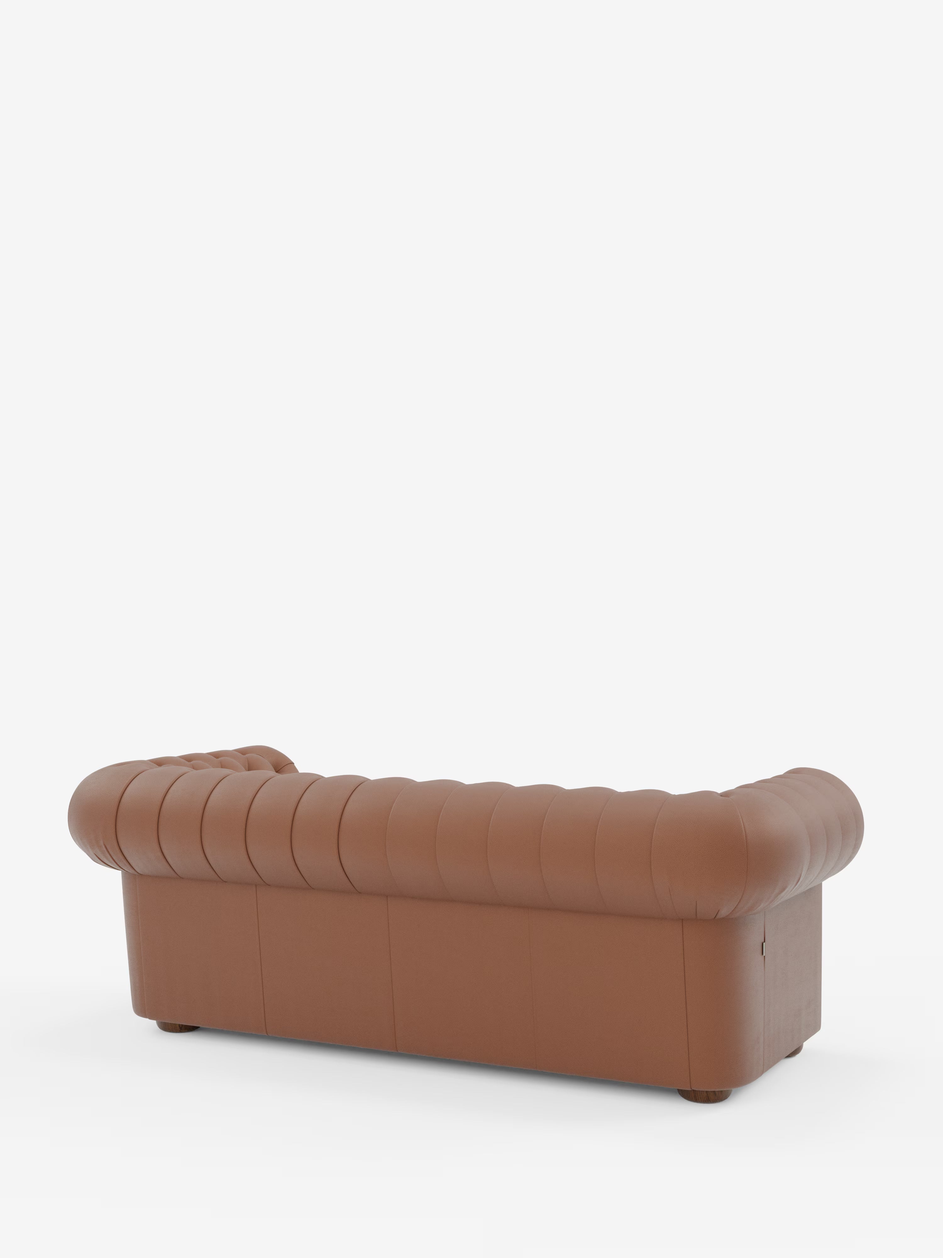 Il Chester – Divano Chesterfield in vera pelle spessorata a 2 e 3 posti di Divani.Store è raffigurato di profilo, visto da dietro. Questo divano artigianale Made in Italy, realizzato in vera pelle, presenta braccioli e schienale dalle forme arrotondate, un’elegante trapuntatura verticale e poggia su gambe corte su uno sfondo liscio e pulito.