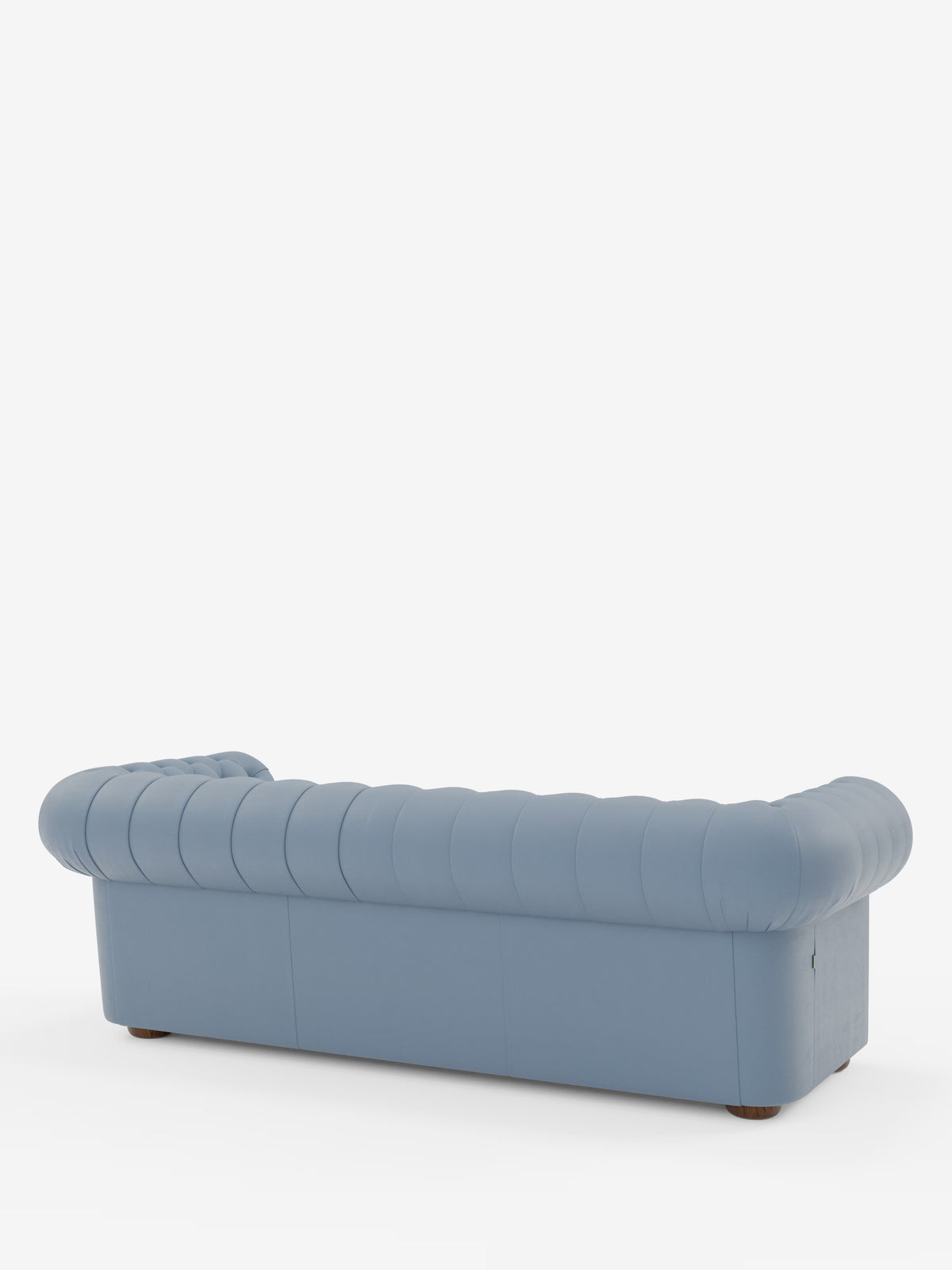 Una poltrona Chester 4 Posti 3 sedute in vera pelle, di colore azzurro, modello Chesterfield Capitonné Artigianale di Divani.Store, è raffigurata di spalle su uno sfondo bianco; presenta braccioli arrotondati e schienale con profonde cuciture verticali, oltre a piedini bassi in legno scuro — sapientemente realizzata a mano in vera pelle e orgogliosamente prodotta in Italia.