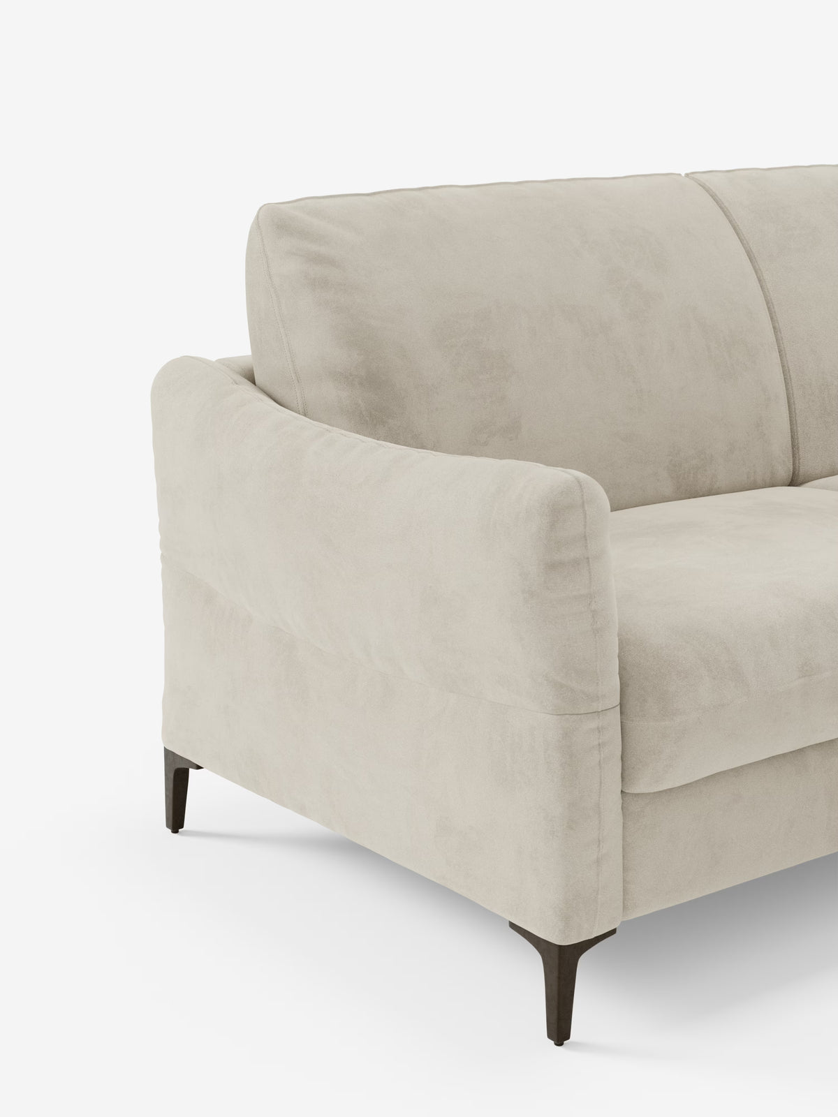 Un primo piano del lato sinistro del divano letto Dalia a 2, 3 e 4 posti con materasso H18 di Divani.Store ne mette in risalto la silhouette moderna in beige chiaro, con cuscini morbidi e un comodo bracciolo. Il rivestimento in tessuto T30 effetto velluto, facile da pulire, appare morbido e leggermente ruvido al tatto, mentre il divano poggia su sottili gambe in metallo scuro. Lo sfondo è bianco a tinta unita.