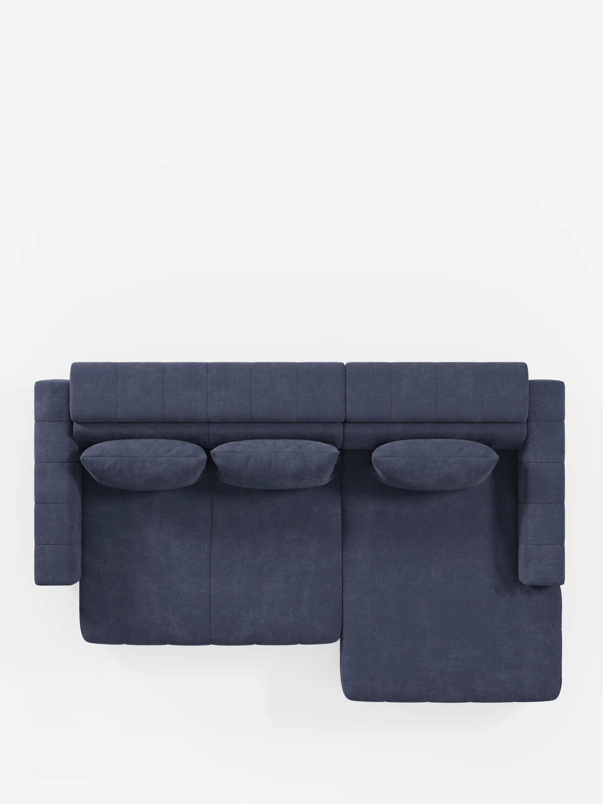 Vista dall'alto del divano angolare dorico con penisola e sedute allungabili con relax elettrico di Divani.Store, dotato di tre cuscini e di una chaise longue estensibile sul lato destro. Questo moderno divano componibile blu scuro, realizzato in tessuto T23 antimacchia con poggiatesta regolabili, presenta un design pulito e squadrato e offre un comfort eccezionale. Immagine su sfondo bianco.