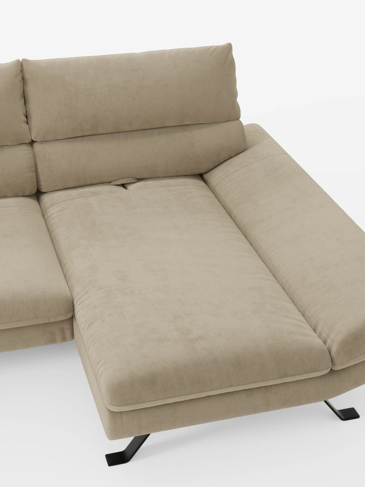 Il divano angolare Eclipse con penisola e schienali traslanti in microfibra tecnica smacchiabile T11 di Divani.Store è un divano angolare imbottito color beige, dotato di chaise longue, ampi braccioli e morbidi cuscini dello schienale. La seduta si trasforma in una superficie piana simile a un letto grazie all’innovativo design dello schienale traslante. Le gambe in metallo nero garantiscono un solido sostegno, in contrasto con lo sfondo bianco a tinta unita.
