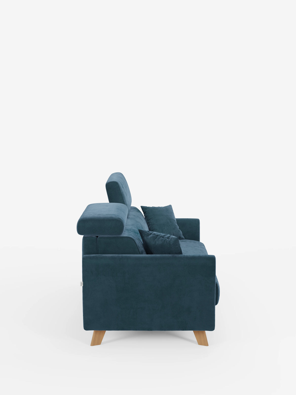 Vista laterale del divano letto Francy con poggiatesta regolabili di Divani.Store, rivestito con un elegante tessuto T30 blu scuro resistente alle macchie. Questo moderno divano letto è caratterizzato da gambe angolate in legno e poggiatesta regolabili. Due cuscini quadrati coordinati sono posizionati sulla seduta, che si staglia su uno sfondo bianco a tinta unita per un look pulito e minimalista. Il rivestimento è completamente sfoderabile per una facile manutenzione.