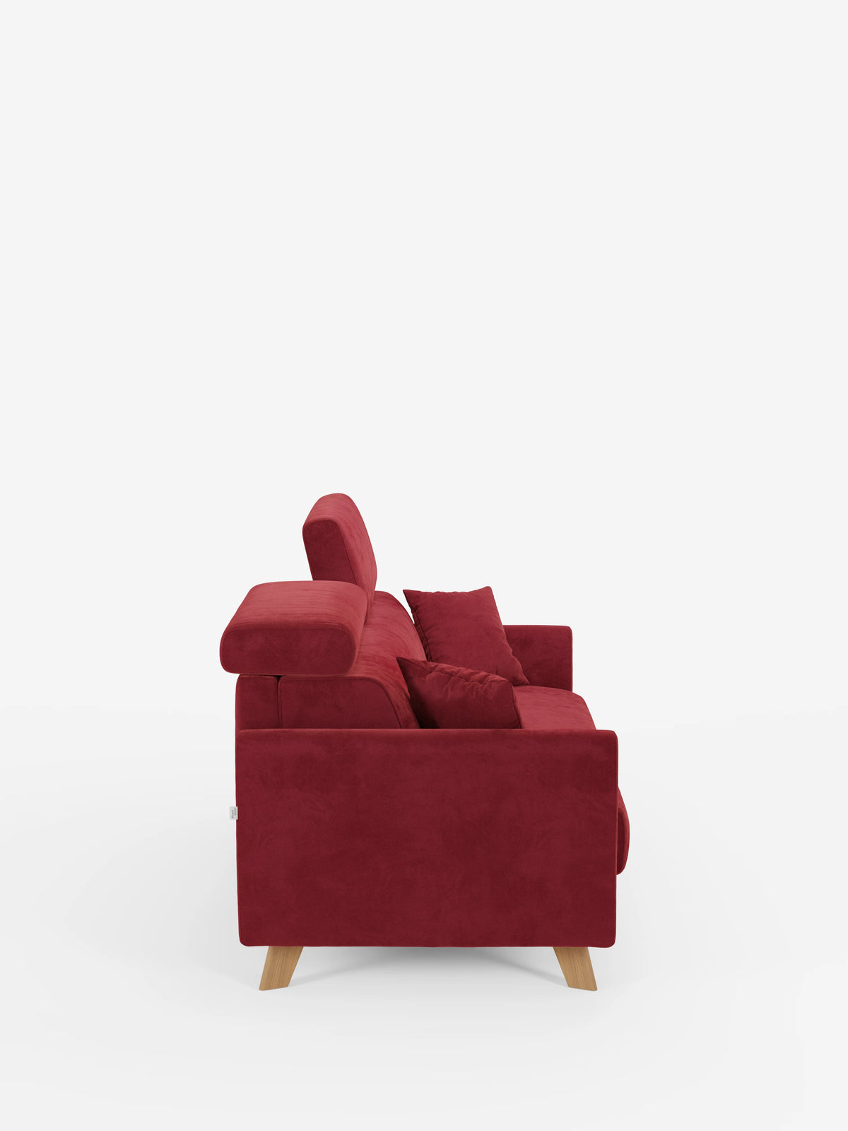 Una vista laterale del divano letto Francy con poggiatesta regolabili di Divani.Store, qui presentato in una moderna finitura rossa con due cuscini, un poggiatesta regolabile e gambe corte in legno. Il design elegante e contemporaneo del divano risalta sullo sfondo bianco a tinta unita, mettendo in evidenza il rivestimento sfoderabile al 100% realizzato in elegante tessuto T30 resistente alle macchie.