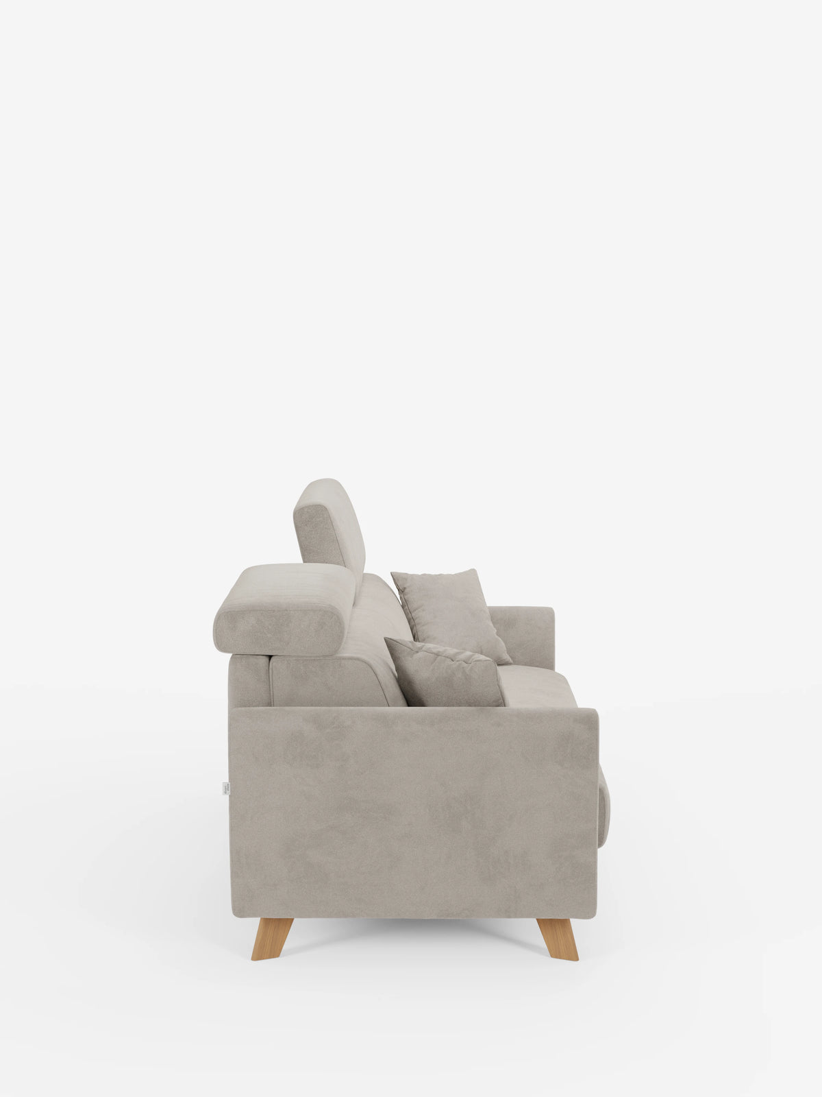 Vista laterale del divano letto Francy con poggiatesta regolabili di Divani.Store, completamente sfoderabile e rivestito in elegante tessuto T30 grigio chiaro antimacchia, con gambe in legno e due cuscini coordinati sulla seduta, su uno sfondo bianco a tinta unita.