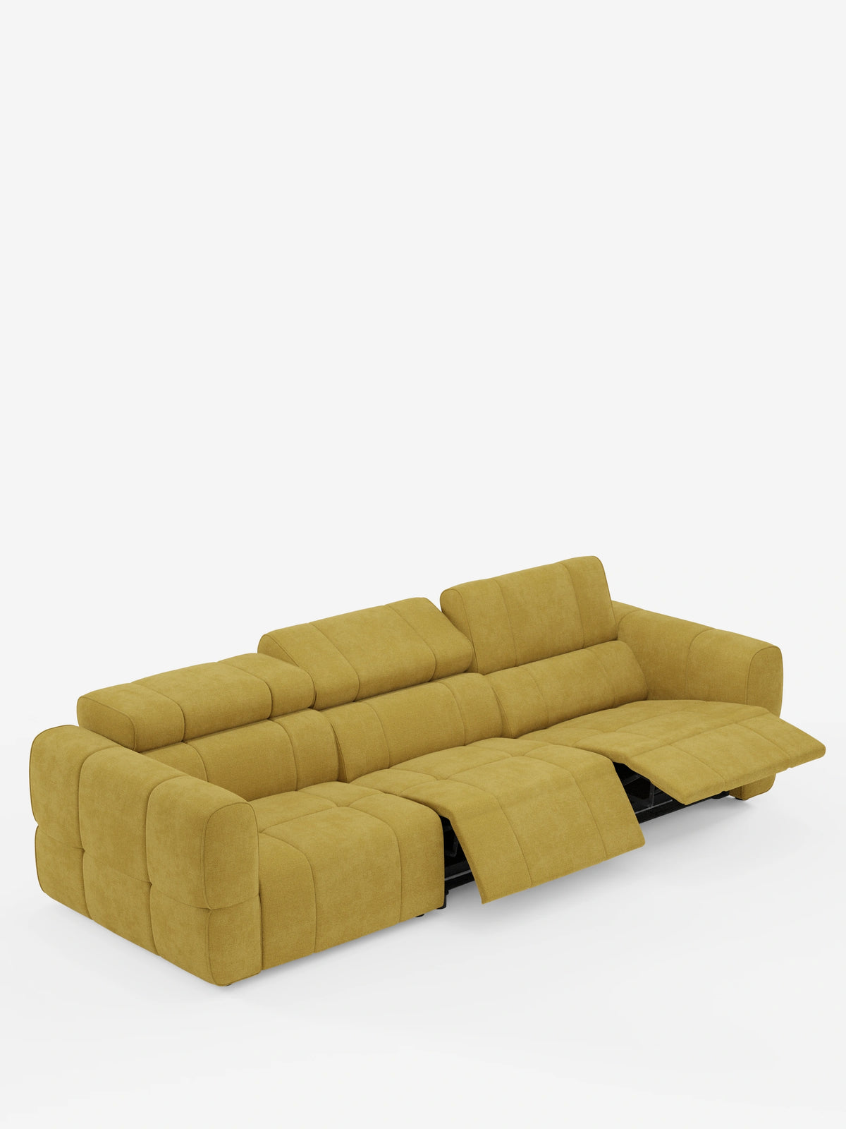Un divano modulare Giotto a 4 posti color giallo senape, con poggiatesta reclinabili e funzione relax elettrica opzionale, rivestito in tessuto smacchiabile T23 con motivo a griglia trapuntato; nell’immagine si vedono due sedute reclinate che lasciano intravedere la struttura meccanica nera.