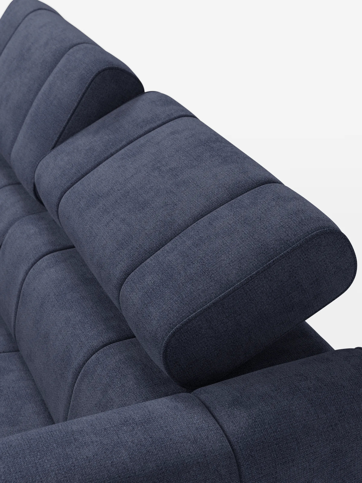 Un divano modulare Giotto a 3 posti color blu navy, con poggiatesta reclinabili e funzione relax elettrica opzionale, rivestito in tessuto smacchiabile T23, ripreso in una ripresa angolare, che mette in risalto i cuscini dello schienale segmentati su uno sfondo bianco a tinta unita.