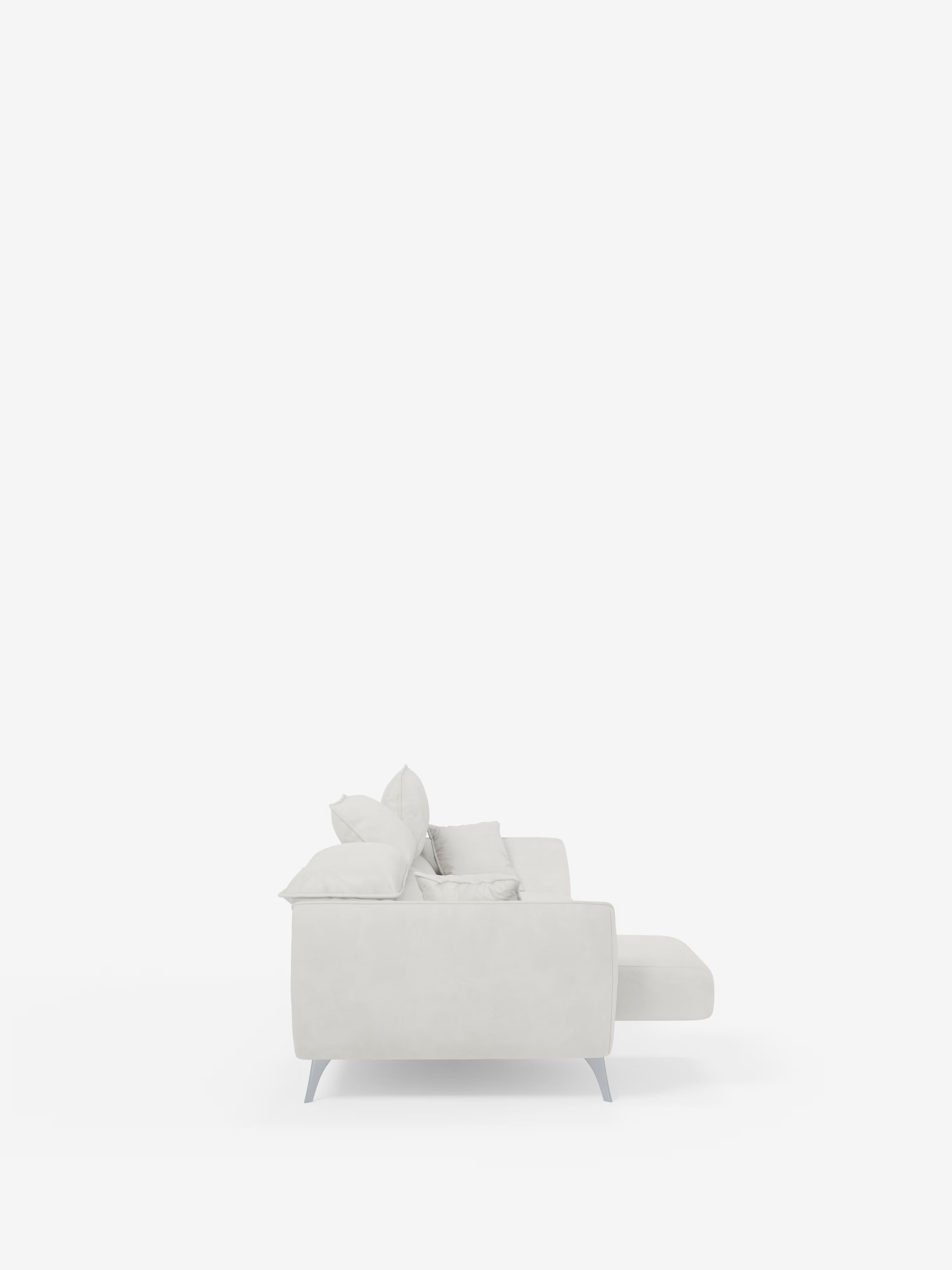 Un divano Michelangelo 4 Posti di Divani.Store, di colore grigio chiaro, è raffigurato di profilo, rivolto verso destra, su uno sfondo bianco a tinta unita. Questo divano in stile moderno è dotato di tre sedute estensibili e poggiatesta reclinabili, rivestiti in elegante velluto T30 resistente alle macchie. Il design minimalista è valorizzato dalle gambe sottili, mentre la sezione pouf si estende in avanti per garantire un maggiore comfort.