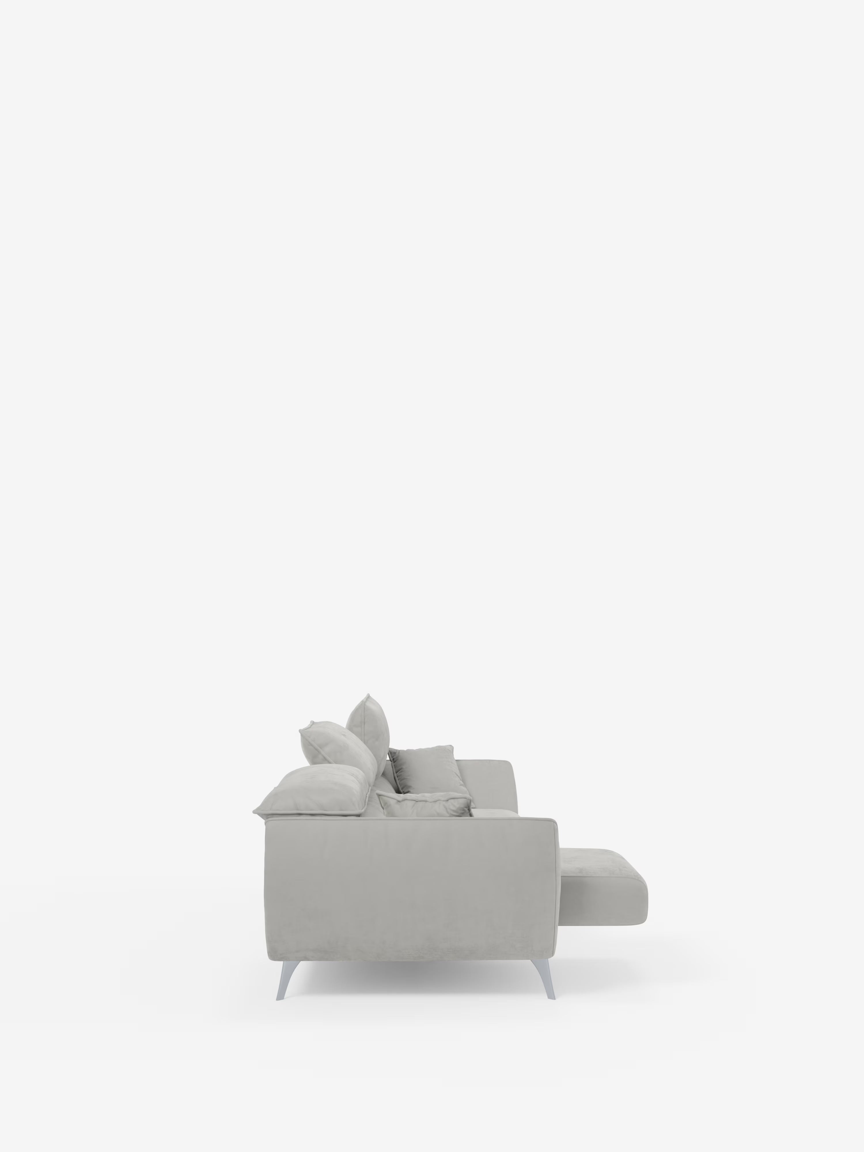 Il divano componibile contemporaneo Michelangelo 4 Posti di Divani.Store è raffigurato di profilo, su uno sfondo bianco a tinta unita. Rivestito con l’elegante tessuto T30 vellutino, resistente alle macchie, questo divano grigio chiaro presenta tre sedute estensibili e poggiatesta regolabili. Le linee pulite, le gambe angolari in metallo e i numerosi cuscini coordinati ne esaltano il design minimalista, mentre l’elemento chaise longue aggiunge ulteriore comfort e un tocco di modernità.