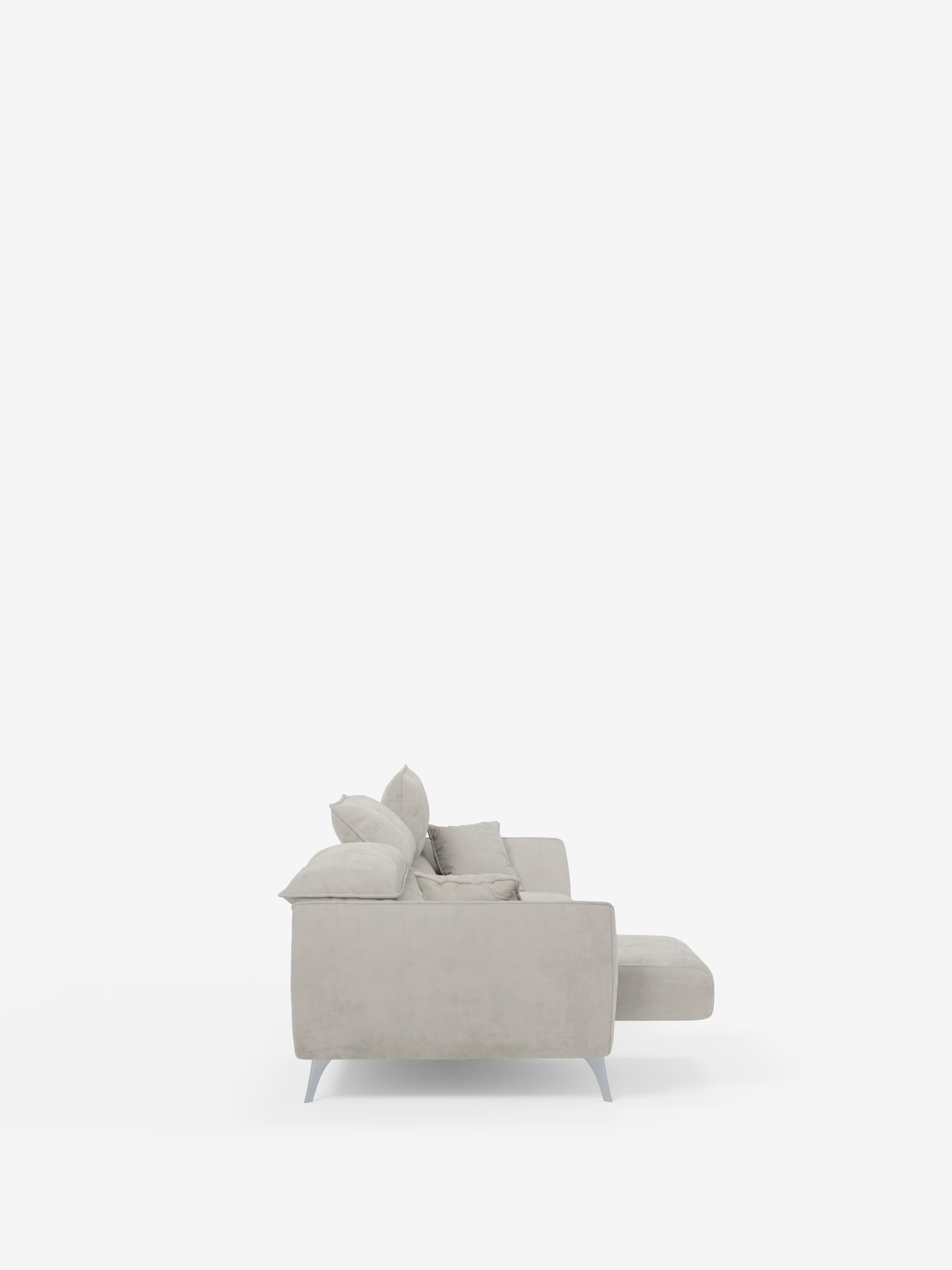 Vista laterale del divano componibile Michelangelo 4 Posti di Divani.Store, realizzato in un moderno tessuto in velluto T30 grigio chiaro e resistente alle macchie, con sottili gambe in metallo, morbidi cuscini e una chaise longue dotata di tre sedute estensibili e poggiatesta regolabili, il tutto su uno sfondo bianco a tinta unita.