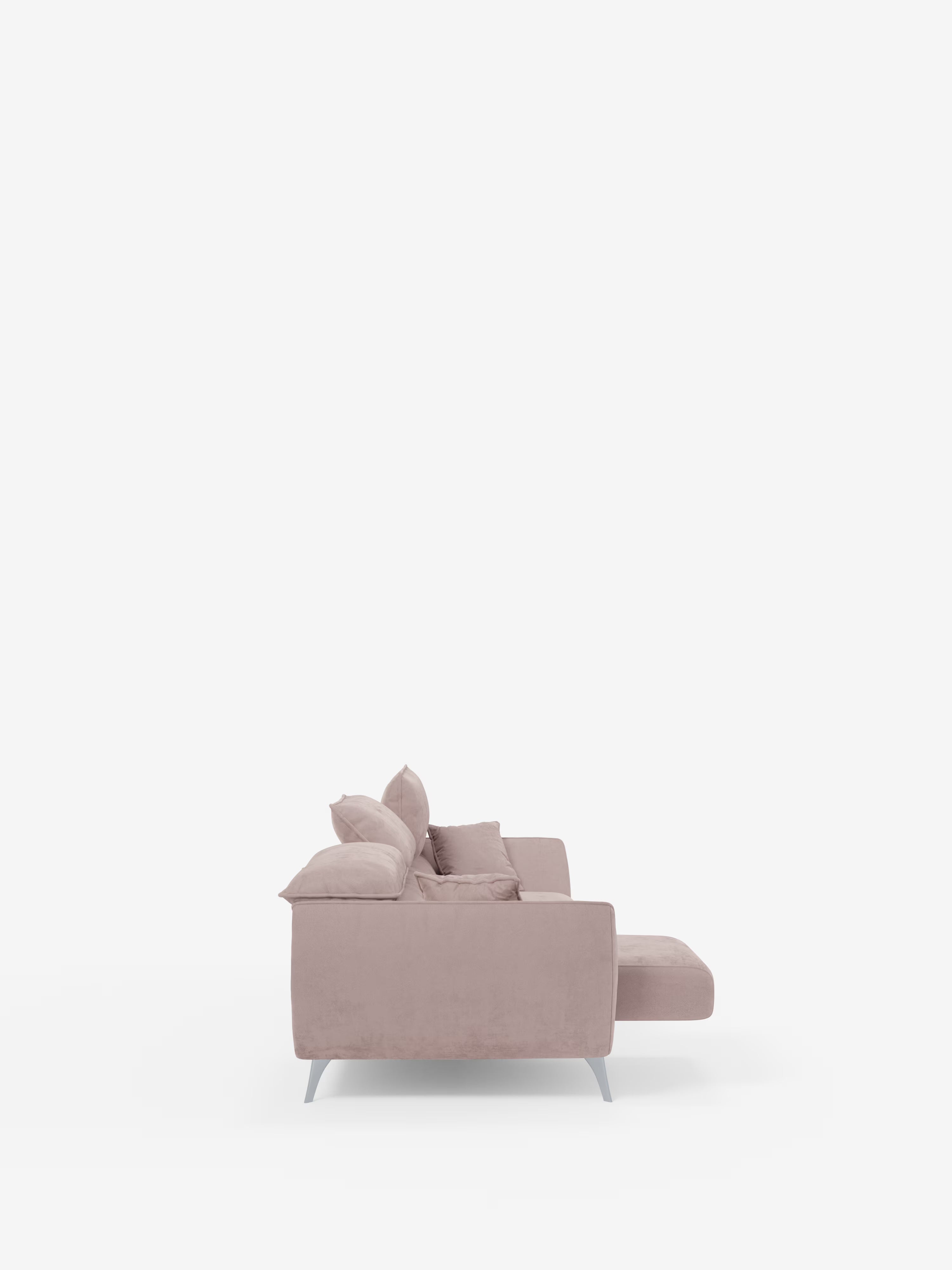 Vista laterale di un moderno divano Michelangelo 4 Posti di Divani.Store in rosa chiaro, dotato di tre sedute estensibili e poggiatesta regolabili, rivestito in elegante velluto T30 resistente alle macchie. Il divano comprende due cuscini dello schienale e una chaise longue integrata, poggiata su gambe metalliche corte e angolate su uno sfondo bianco a tinta unita. Il design è minimalista e l’ambiente è luminoso e ordinato.