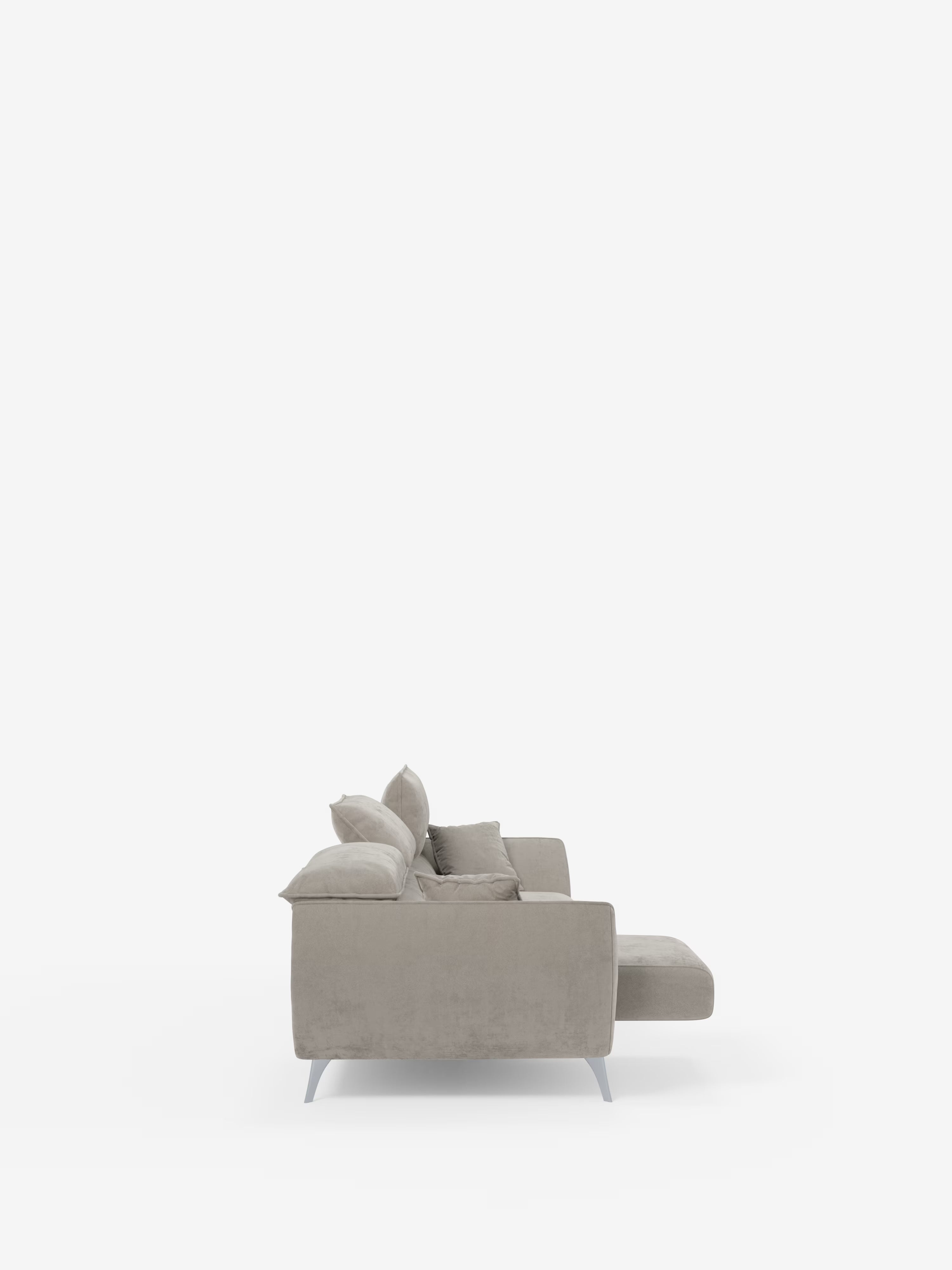 Vista laterale del modello Michelangelo 4 Posti di Divani.Store, un divano componibile grigio chiaro con chaise longue sul lato destro. Questo elegante divano è dotato di 3 sedute estensibili e poggiatesta reclinabili per un comfort ottimale, morbidi cuscini e gambe angolate in metallo: perfetto per un soggiorno moderno. Rivestito in tessuto vellutino smacchiabile T30, su uno sfondo bianco a tinta unita.