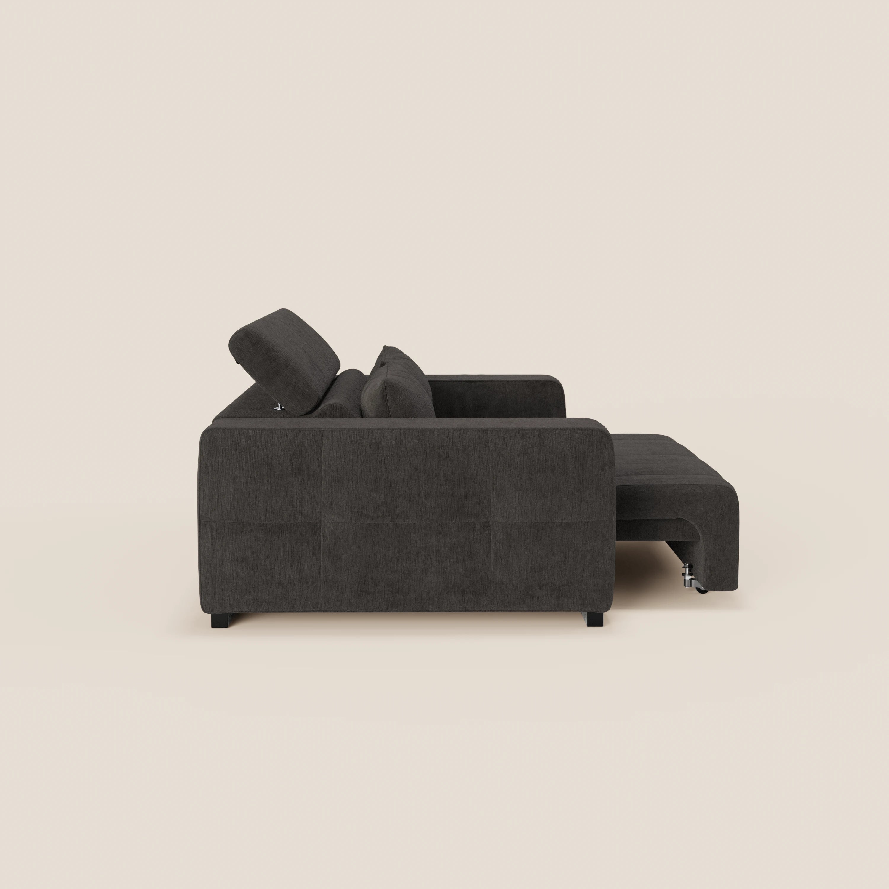 Vista laterale del Monarch Divano con Relax Elettrico di Divani.Store, in tessuto antimacchia T31 grigio scuro, con chaise longue destra, linee pulite, poggiatesta regolabili e braccioli quadrati su uno sfondo bianco sporco.