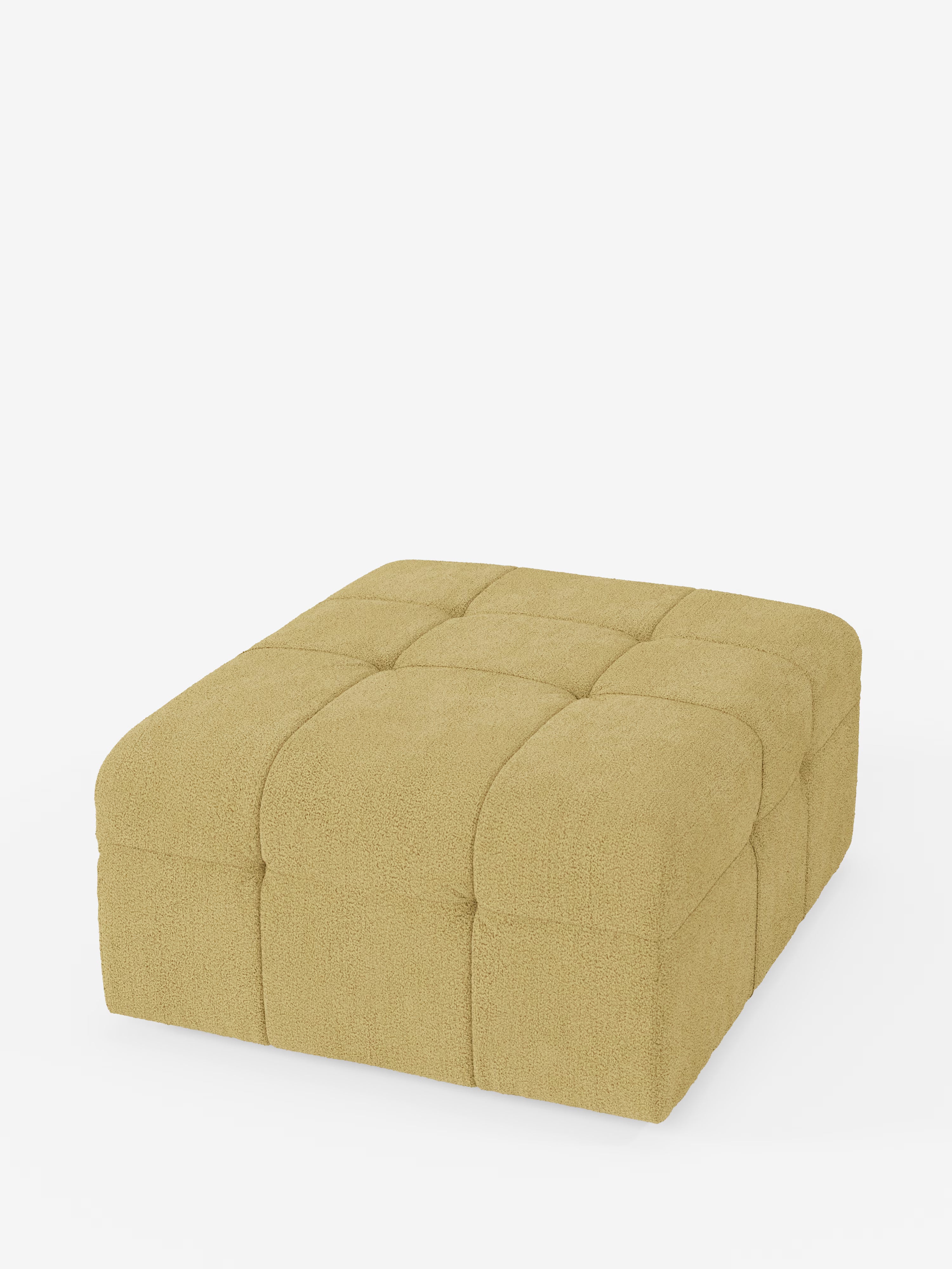 Il pouf e modulo Mosaic in bouclé di Divani.Store, dalle dimensioni di 96x77 cm, presenta un motivo capitonné a griglia sulla parte superiore e sui lati, realizzato in tessuto bouclé T21 resistente alle macchie. Questo pouf quadrato color beige chiaro poggia direttamente sul pavimento senza gambe visibili, e la sua silhouette semplice e moderna risalta sullo sfondo bianco a tinta unita.