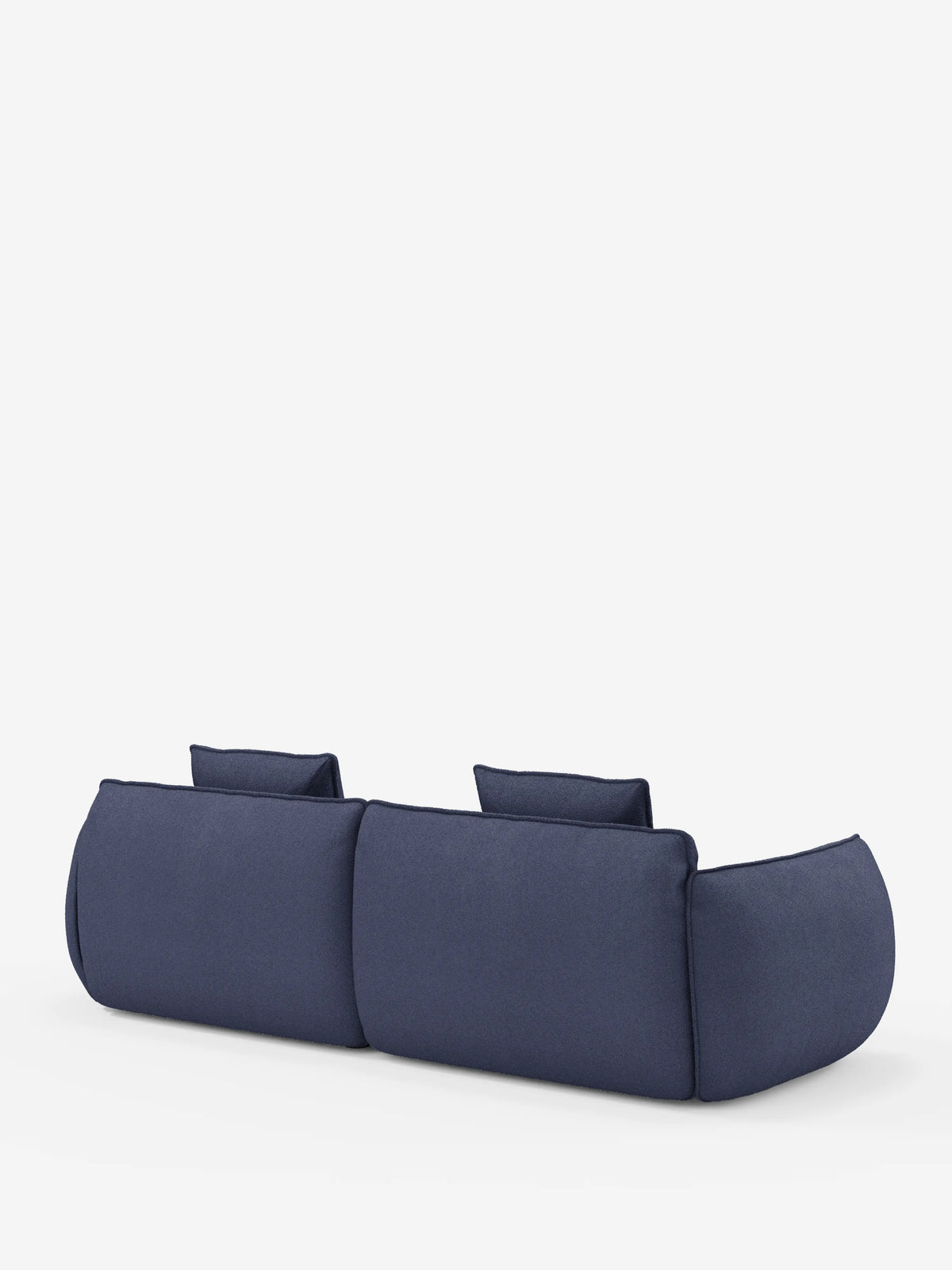 Un divano a 3 posti moderno e minimalista della linea Nimbus, modulare e componibile da 250 cm di Divani.Store, rivestito in tessuto sfoderabile e antimacchia effetto cotone (t33) di colore blu navy. Il divano presenta bordi morbidi e arrotondati, due ampie sezioni di seduta, schienali bassi e fianchi imbottiti e spessi. Fotografato di retro su sfondo bianco per enfatizzarne la forma e il colore.