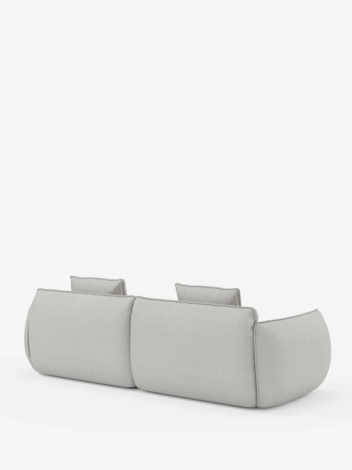 Un divano Nimbus contemporaneo a 3 posti, modulare e componibile, firmato Divani.Store, lungo 250 cm e rivestito in tessuto effetto cotone grigio chiaro antimacchia (T33), è ripreso di spalle su uno sfondo bianco a tinta unita. Il divano presenta bordi arrotondati, un'imbottitura spessa e due schienali rettangolari dal profilo basso.