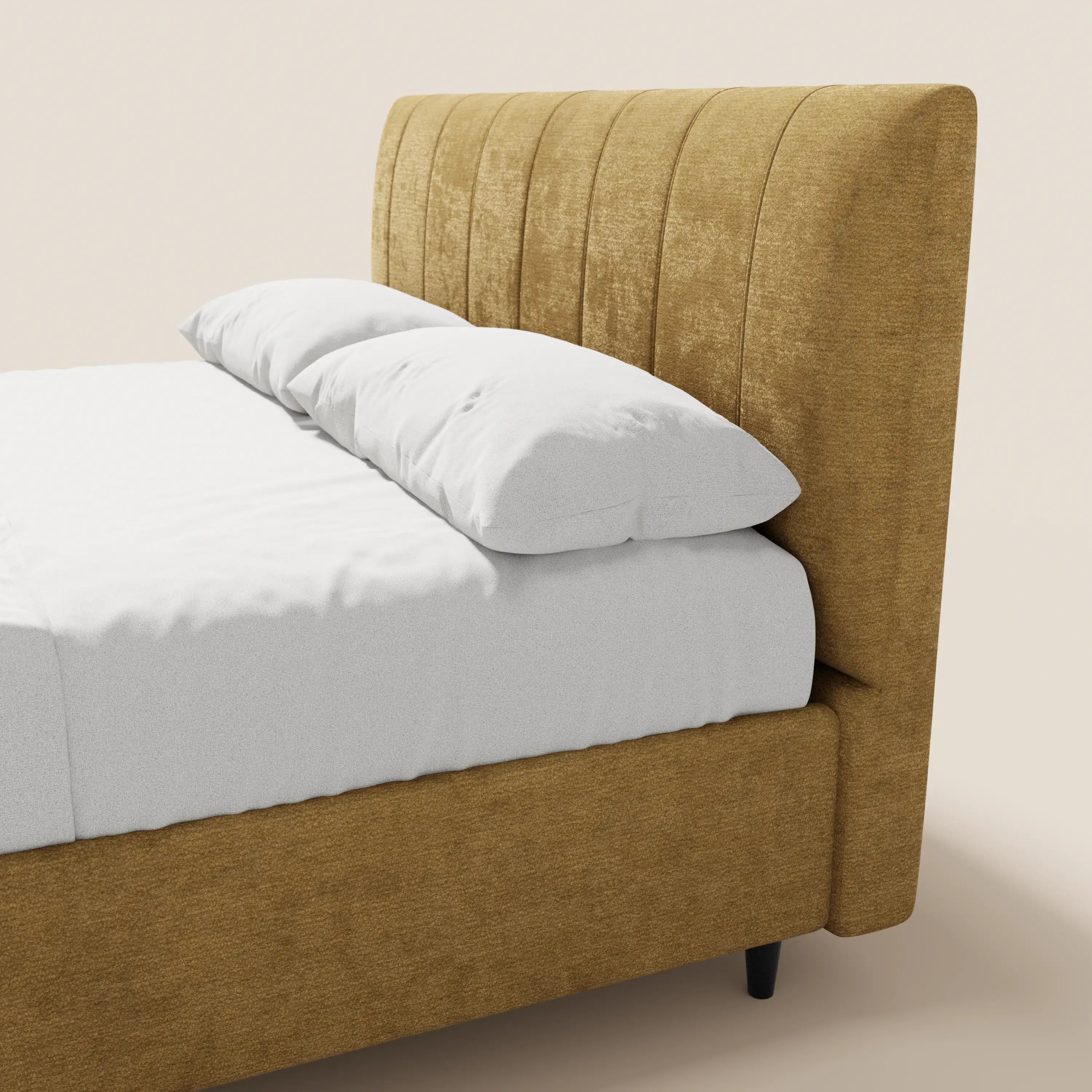 Il letto imbottito ONYX con contenitore di Letti.store presenta una testiera verticale in tessuto Oeko-Tex® color senape, un telaio imbottito, lenzuola bianche e due cuscini sovrapposti. È appoggiato su brevi piedini neri davanti a uno sfondo beige chiaro.